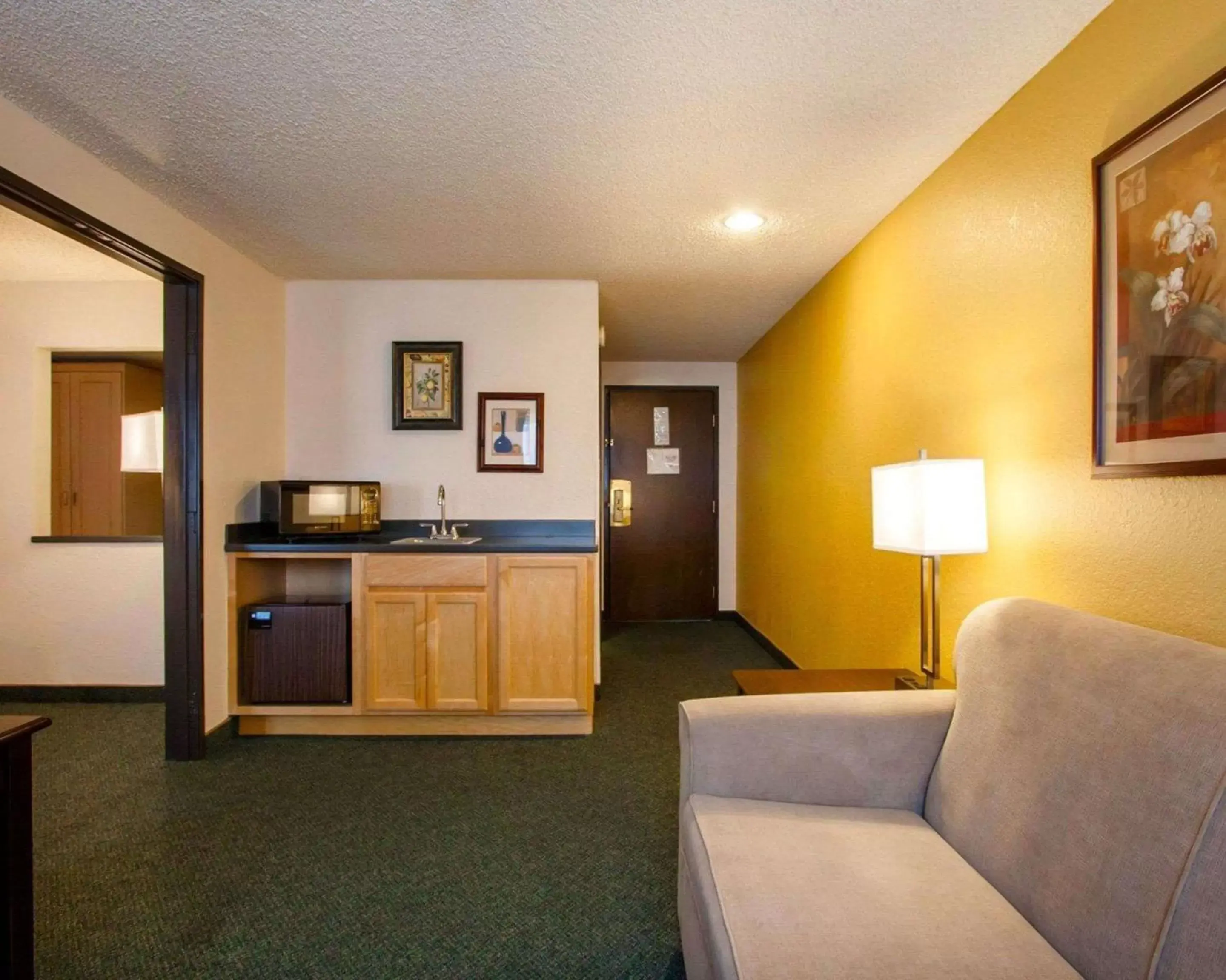 Photo of the whole room, Kitchen/Kitchenette in Quality Inn & Suites Springfield