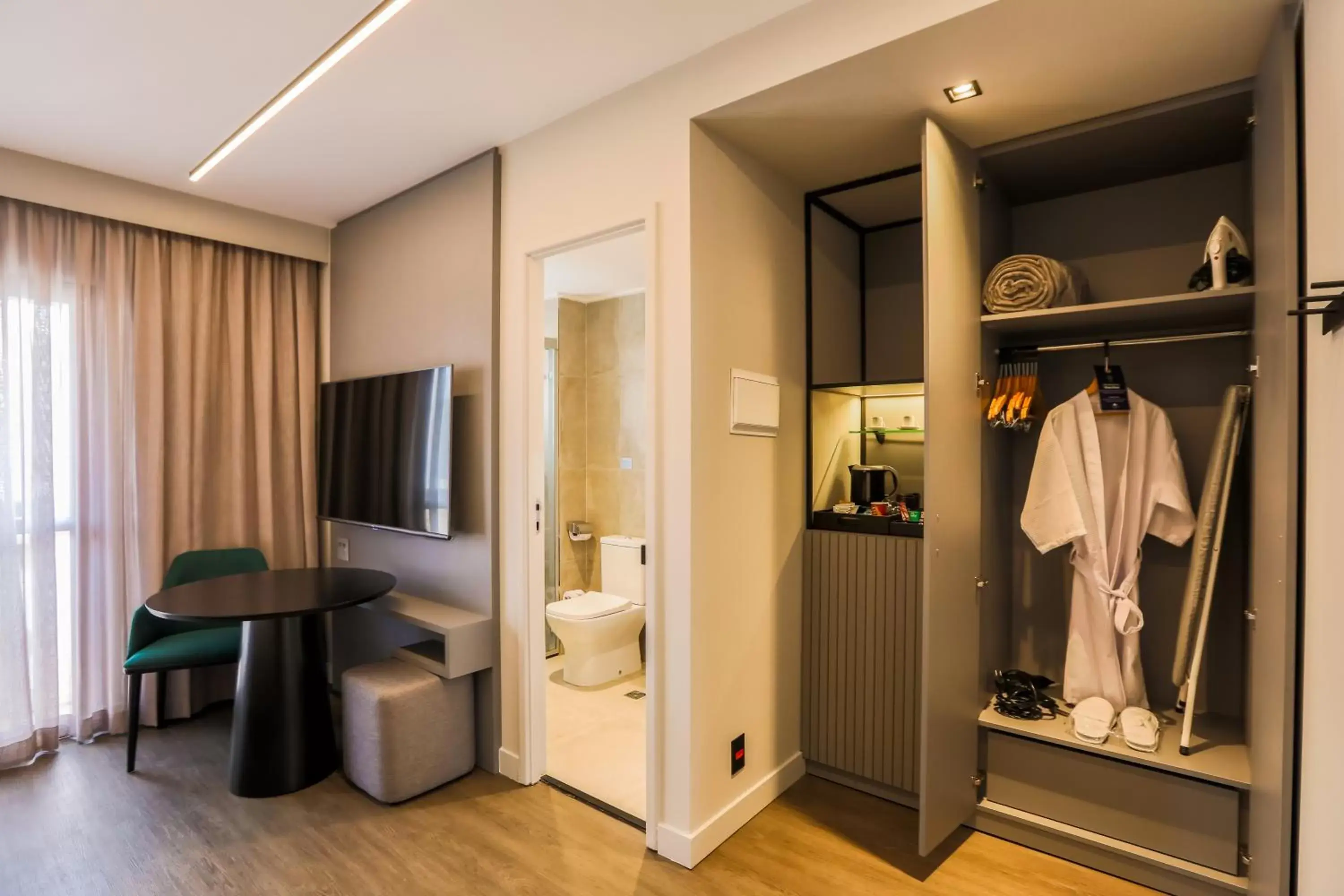 Bedroom, TV/Entertainment Center in Double Tree by Hilton São Paulo Itaim