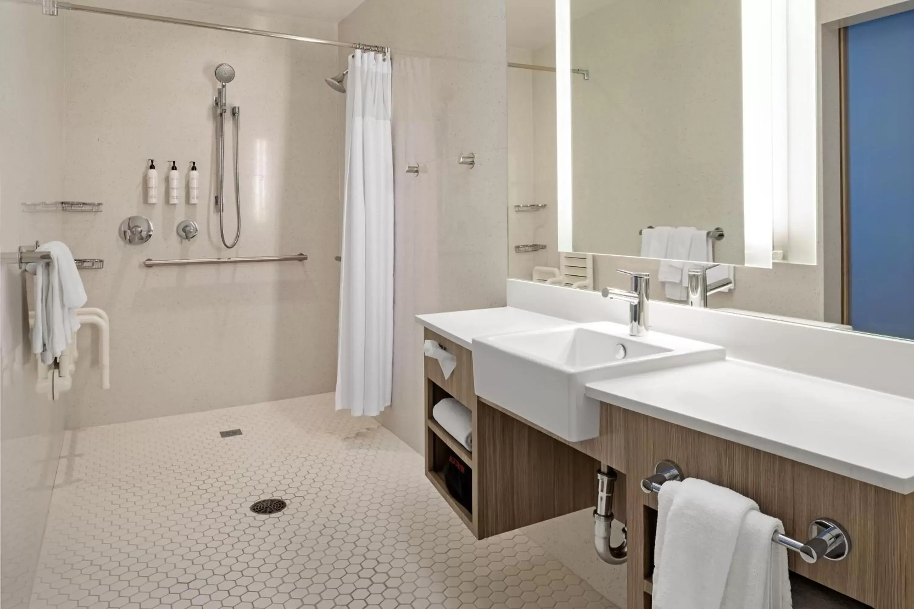 Bathroom in SpringHill Suites by Marriott West Sacramento