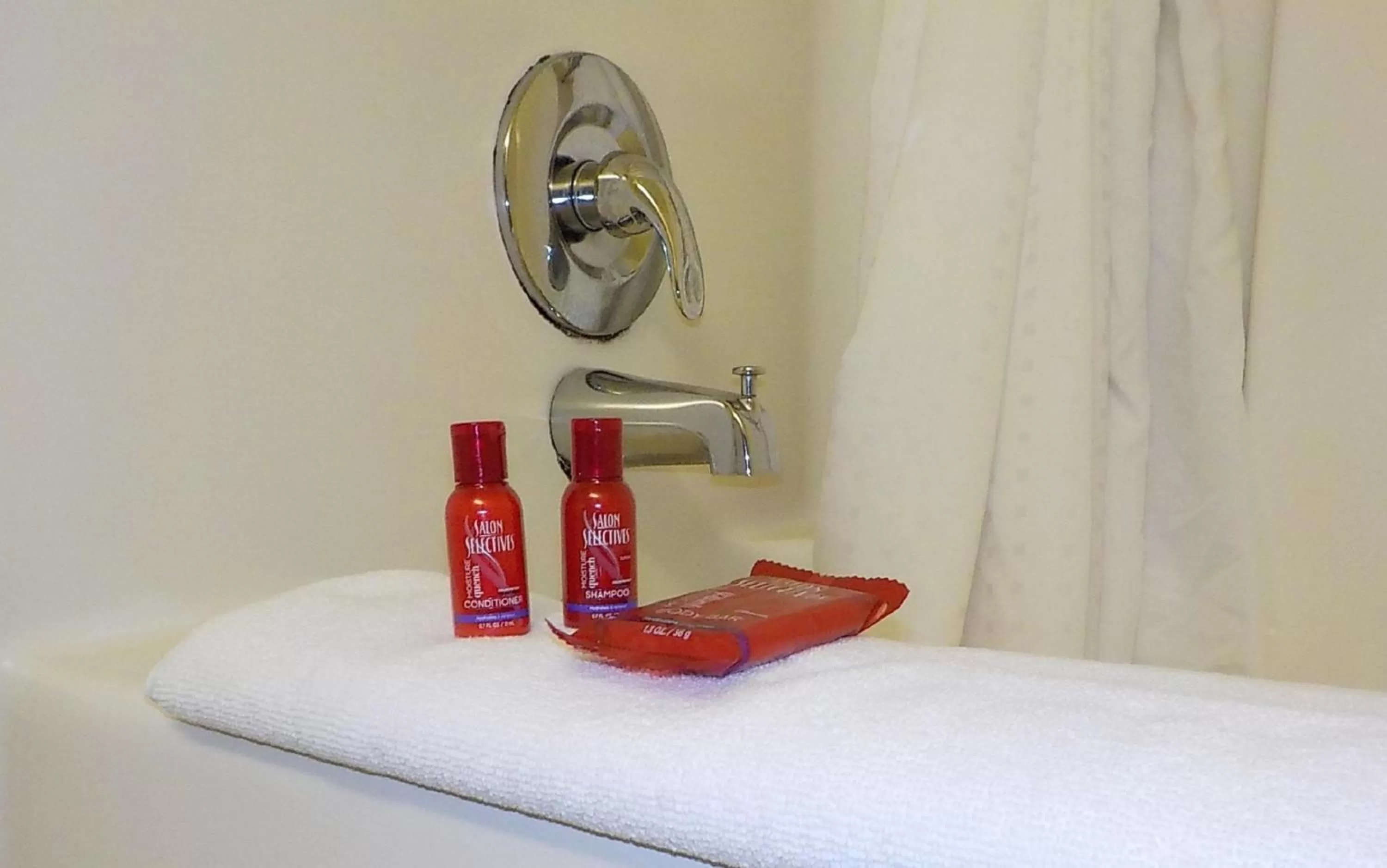 Bathroom in Clarion Pointe Jacksonville near Camp Lejeune