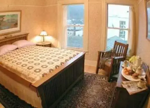 Bed in Alaska's Capital Inn Bed and Breakfast