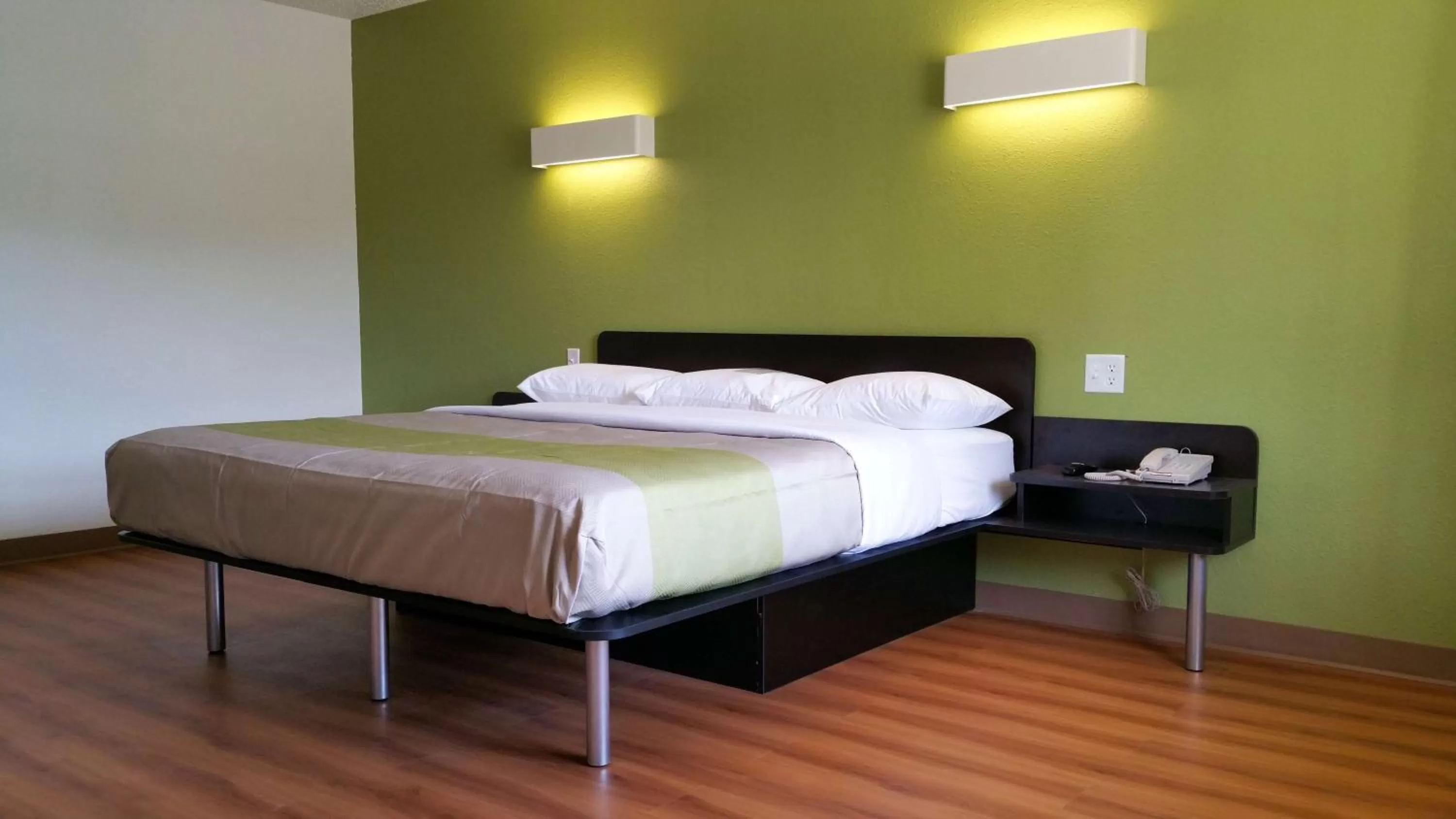 Bedroom, Bed in Motel 6-Palestine, TX