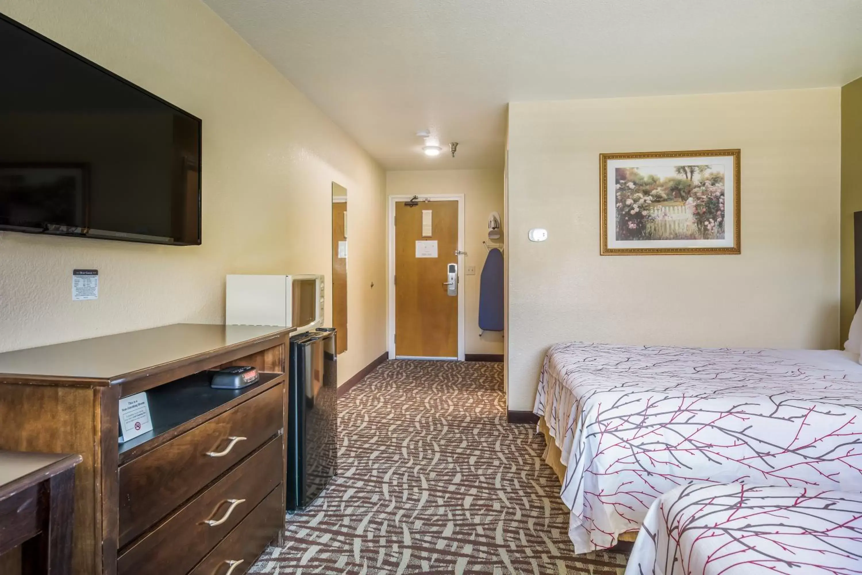TV and multimedia, Bed in Americas Best Value Inn San Francisco/Pacifica
