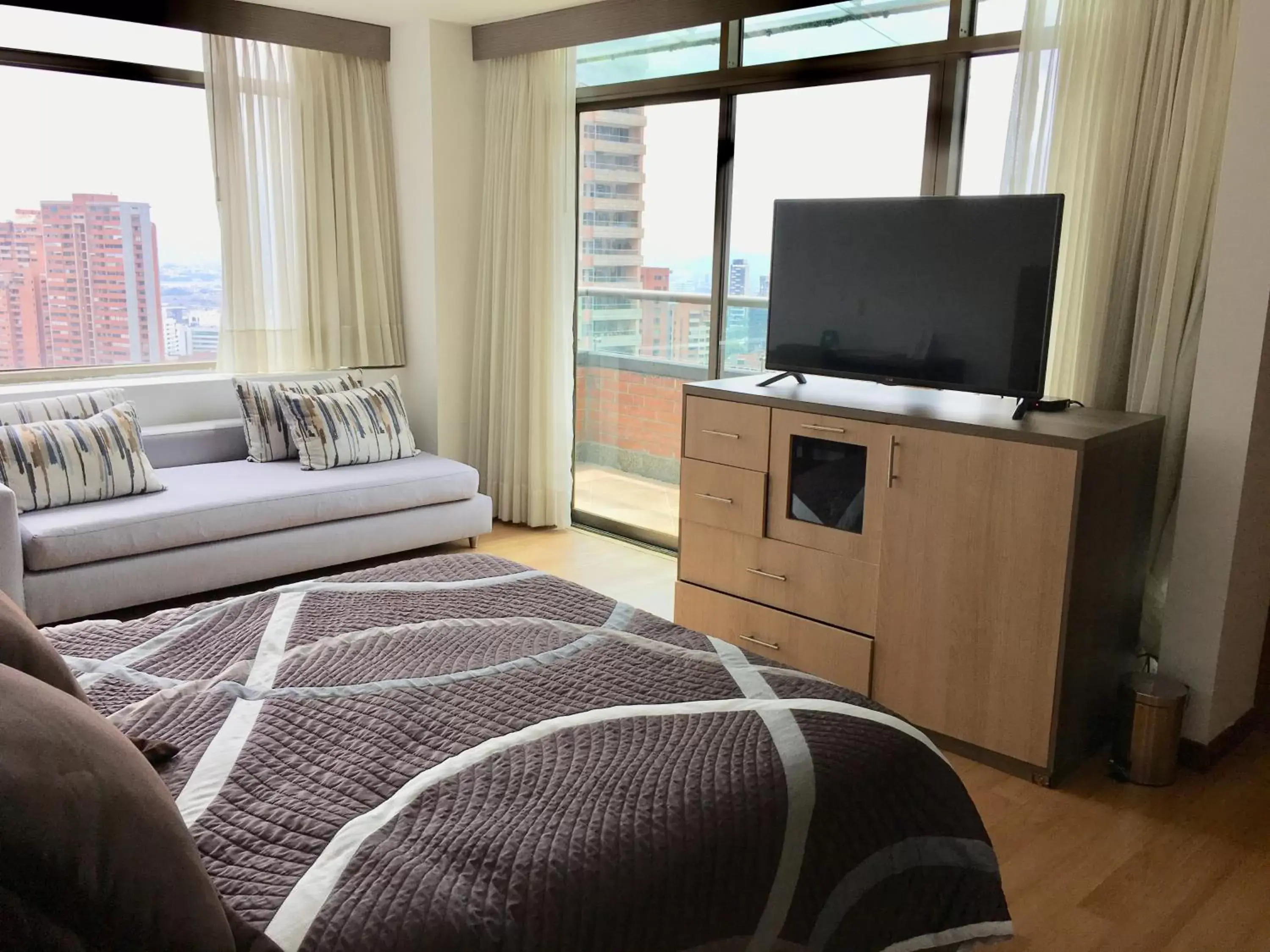 Bed, TV/Entertainment Center in Hotel Casa Victoria