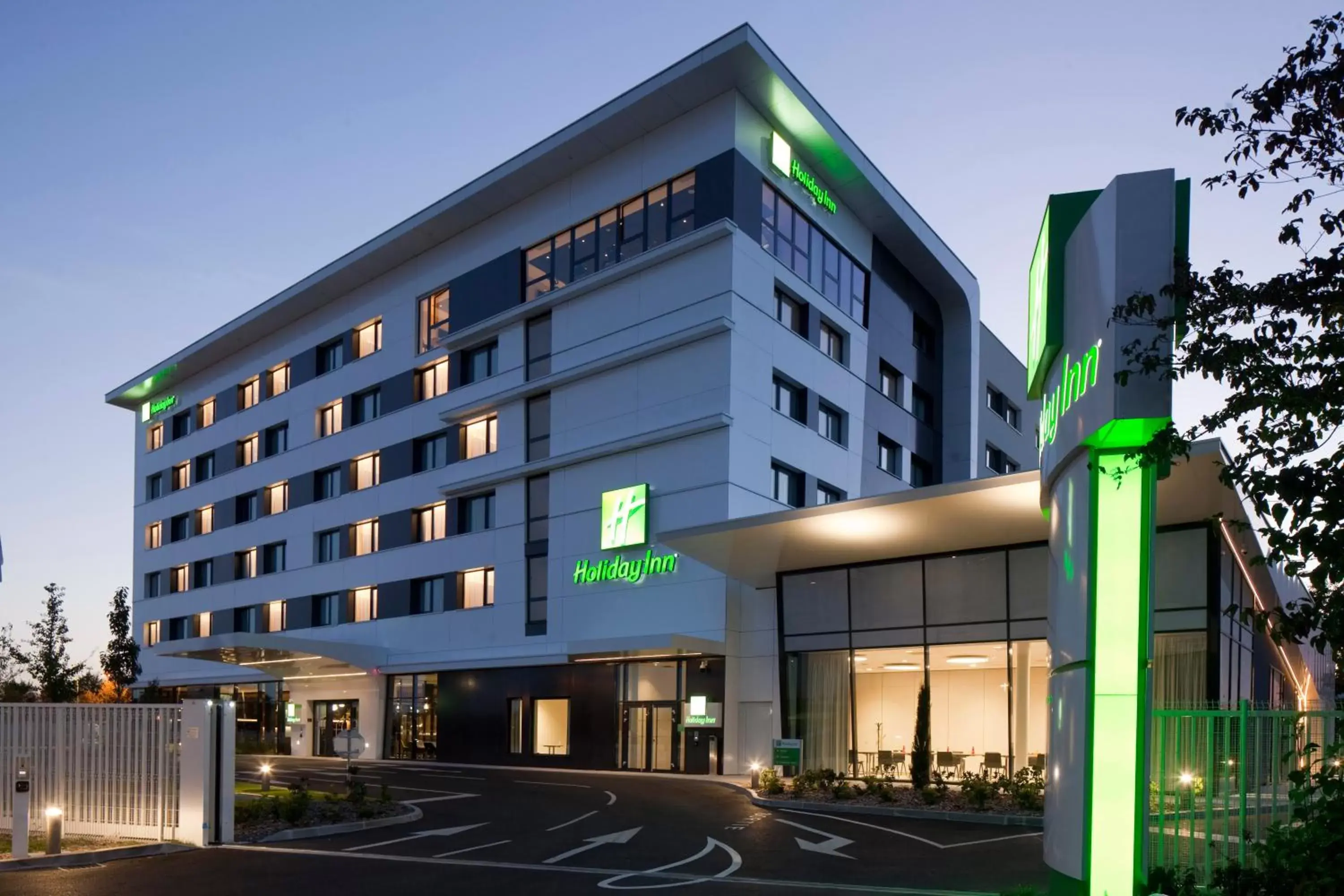 Property Building in Holiday Inn Paris CDG Airport an IHG Hotel