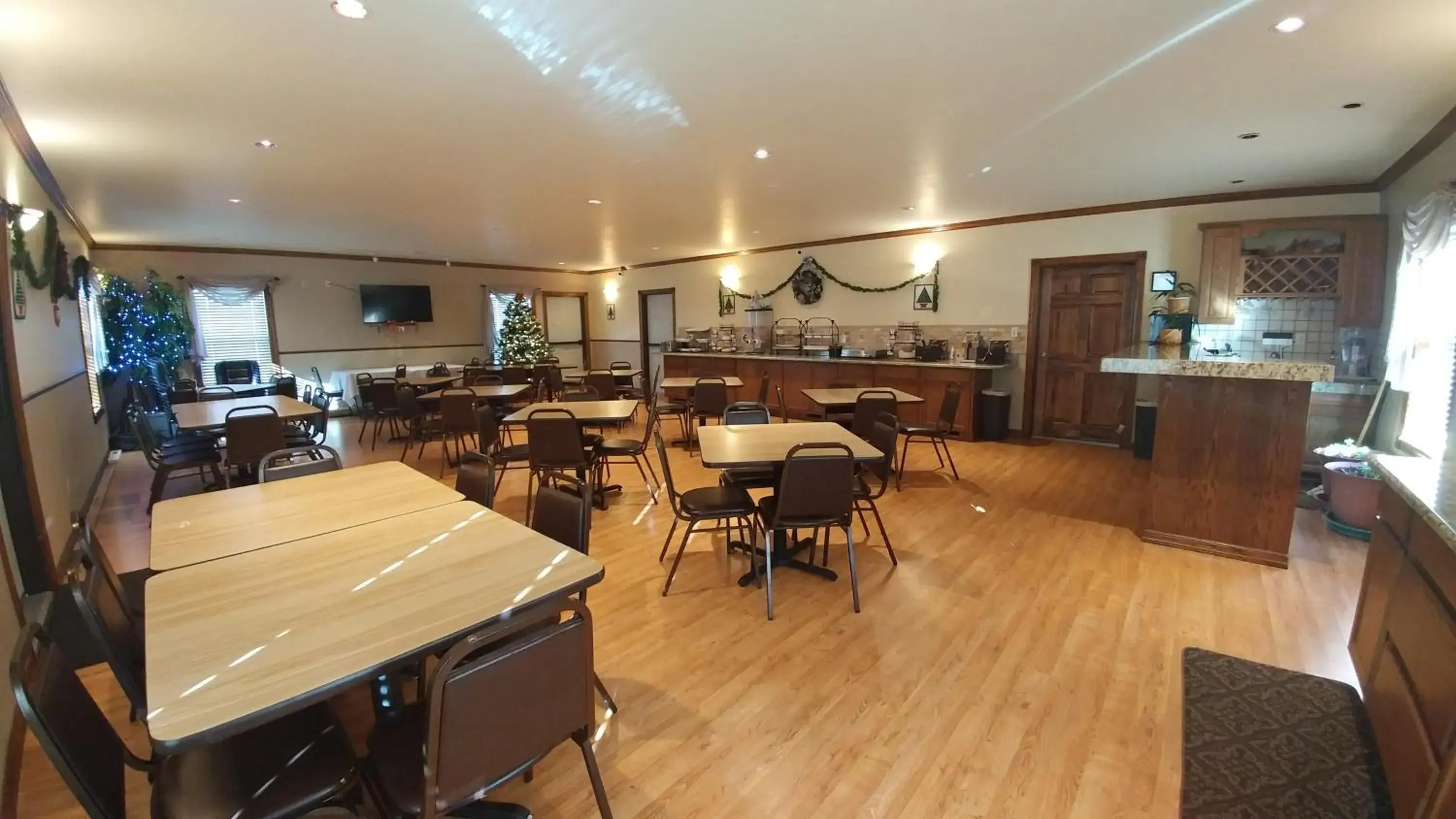 Continental breakfast, Restaurant/Places to Eat in Silver Spruce Inn