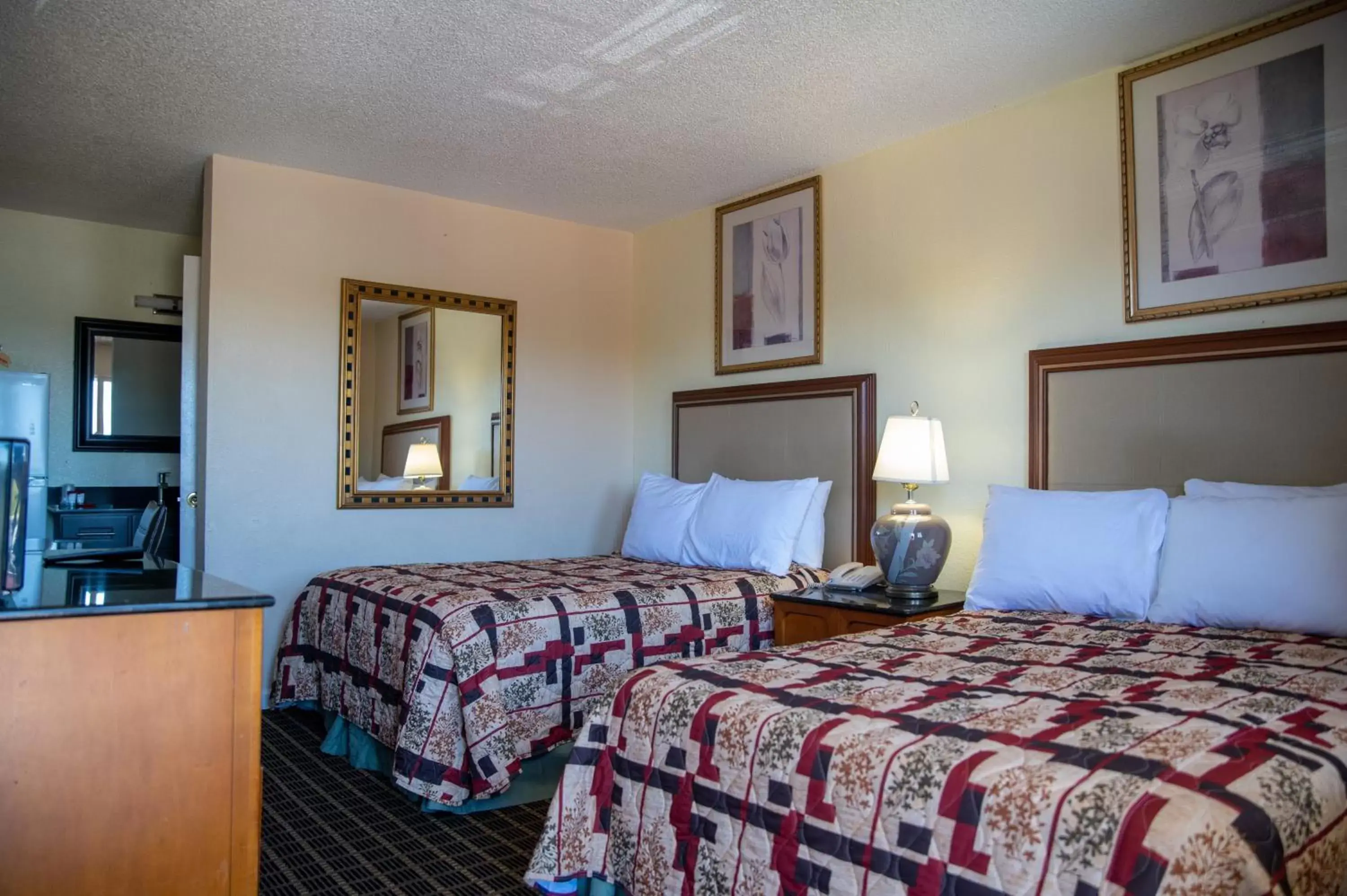 Photo of the whole room, Bed in Motel 7 - Near Six Flags, Vallejo - Napa Valley