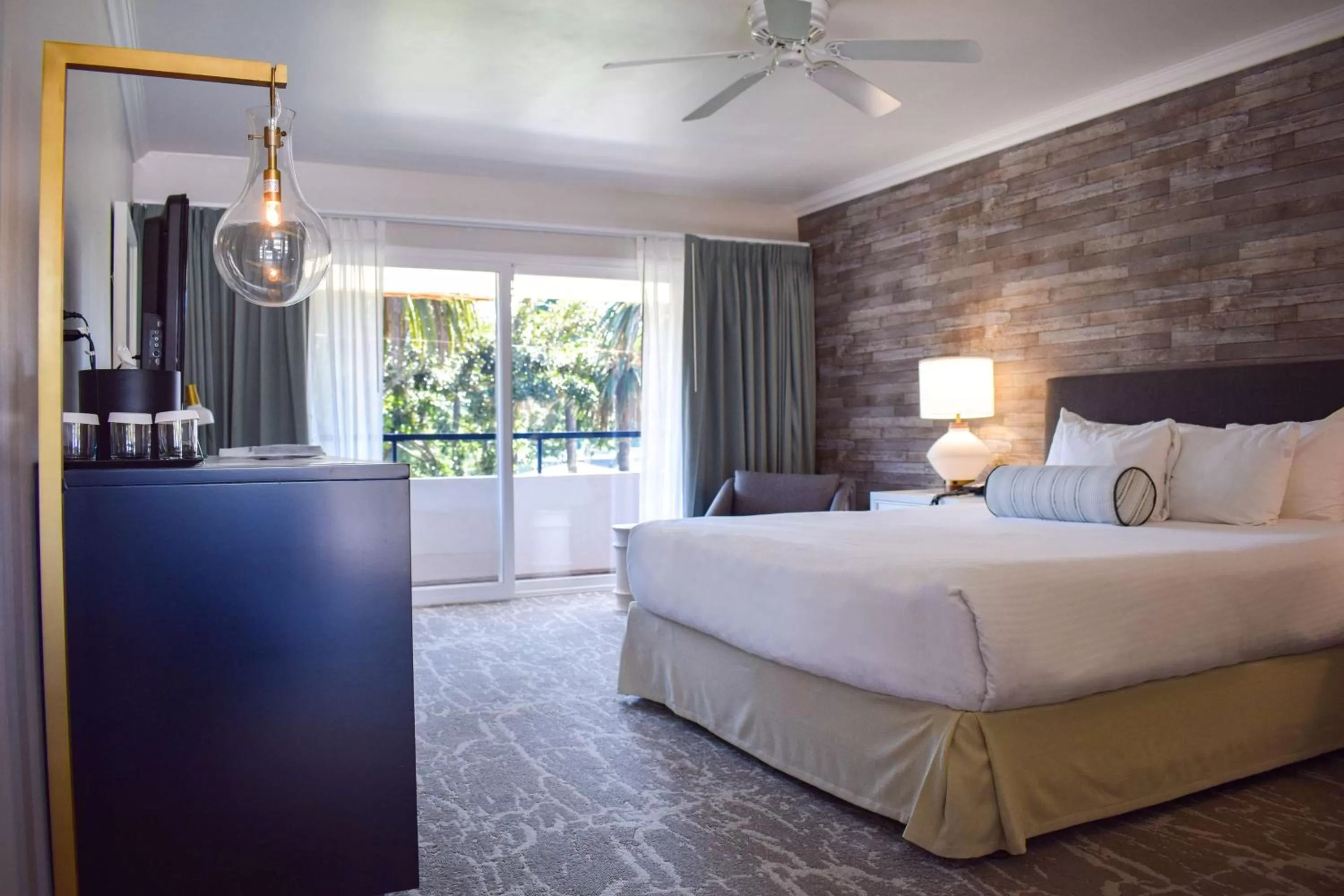 Photo of the whole room, Bed in Beachside Inn