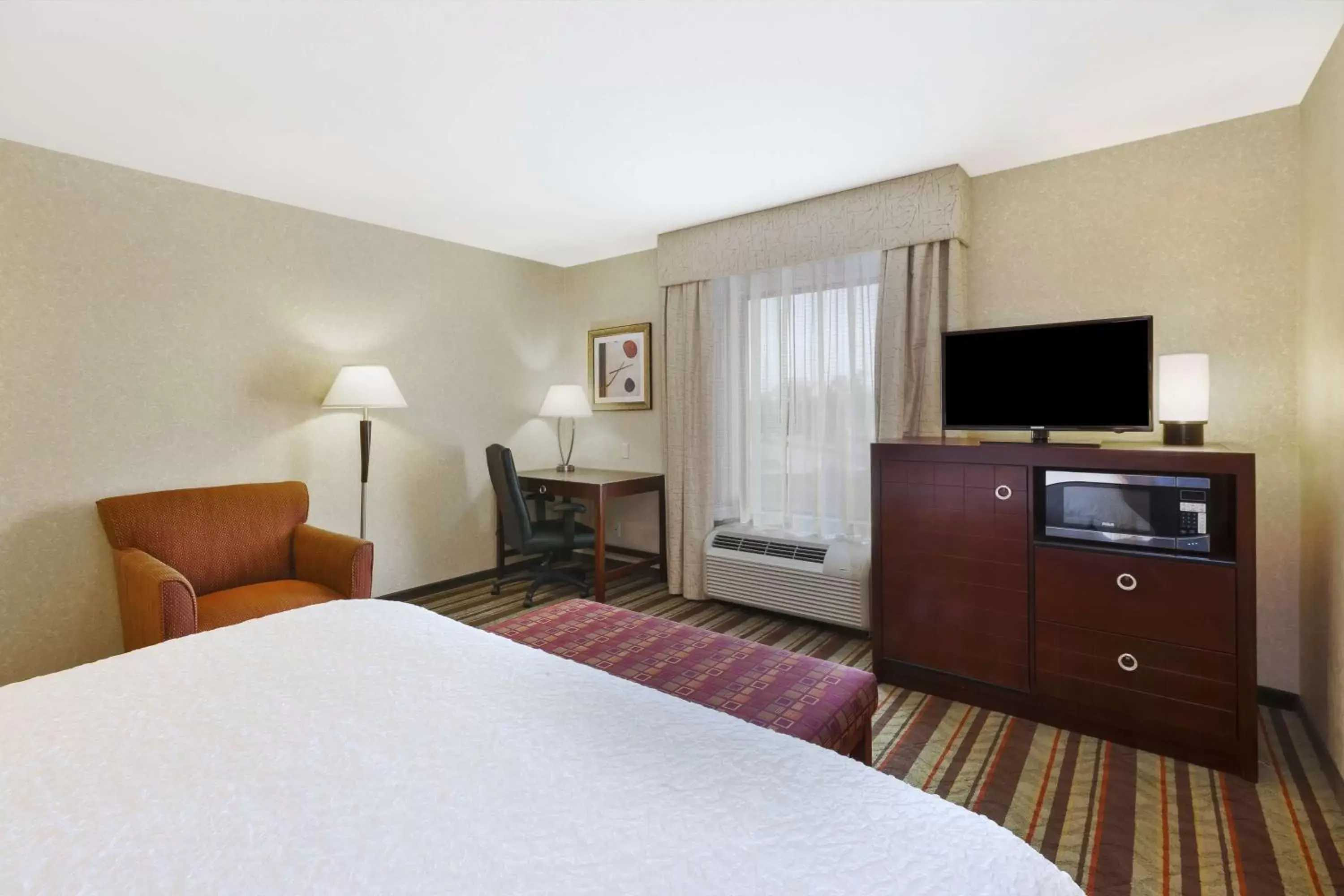 Bedroom, TV/Entertainment Center in Hampton Inn Detroit/Southgate