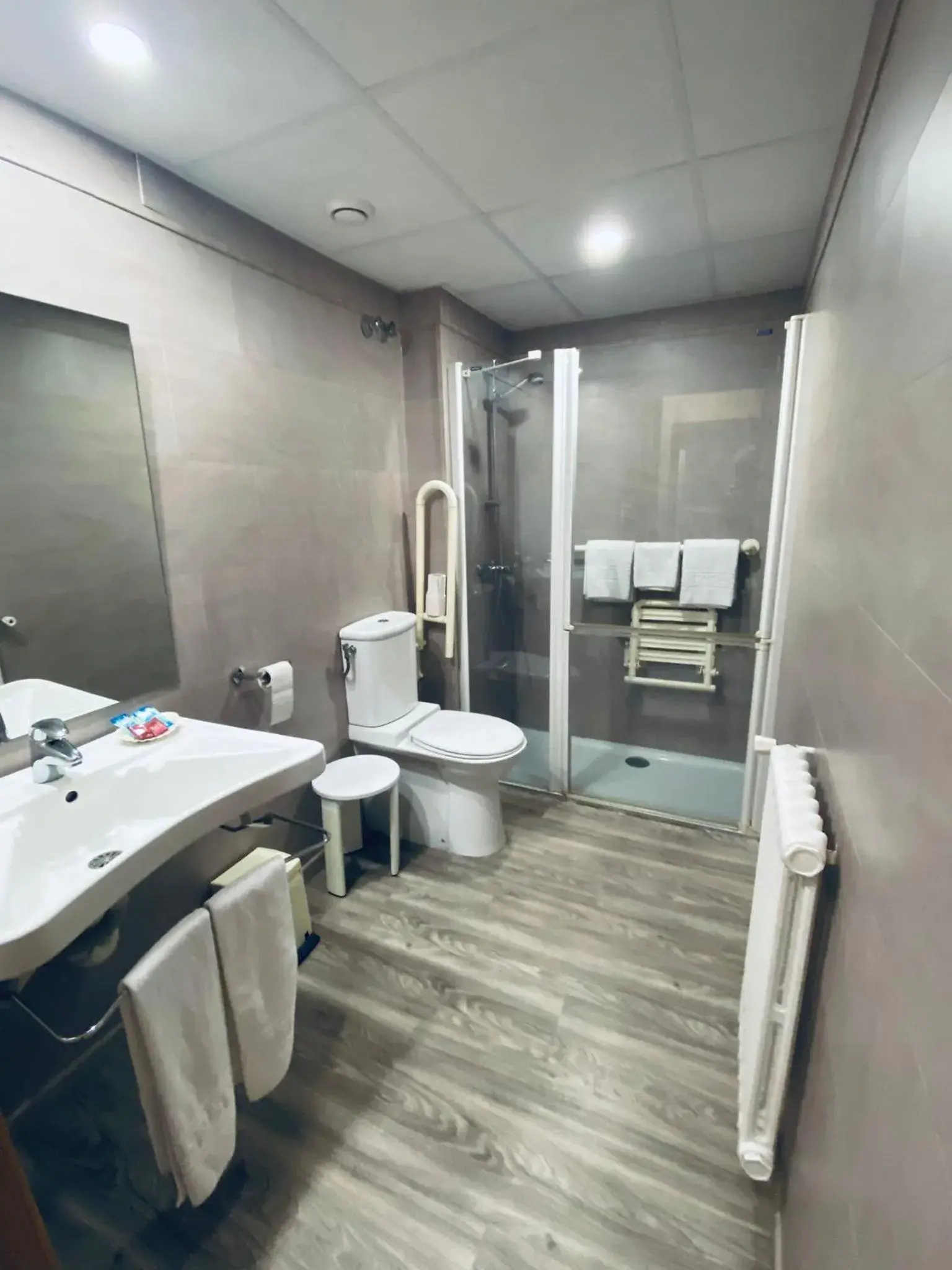Bathroom in Hospedium Hotel Restaurant Trav
