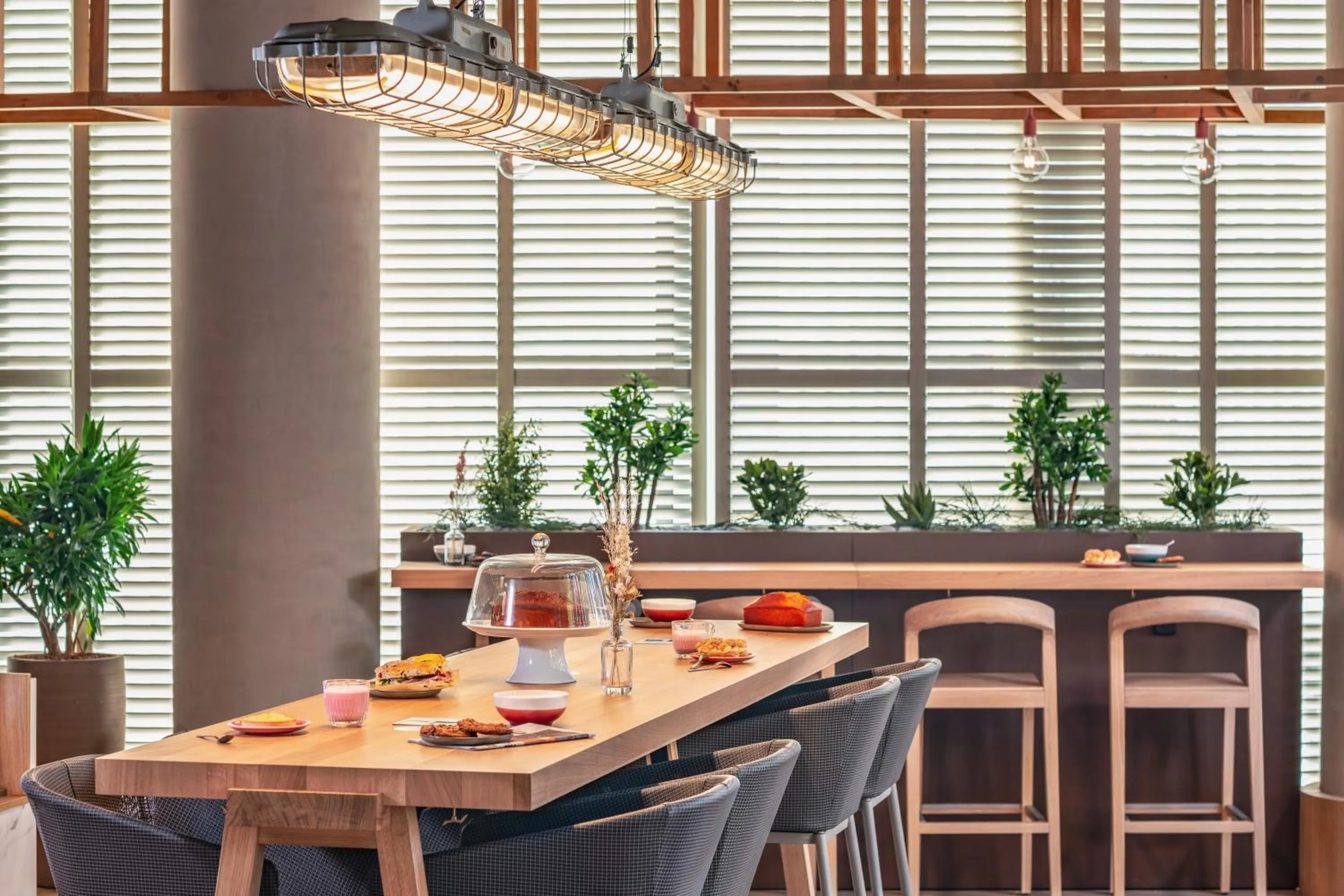 Restaurant/places to eat in Novotel Paris Porte Versailles