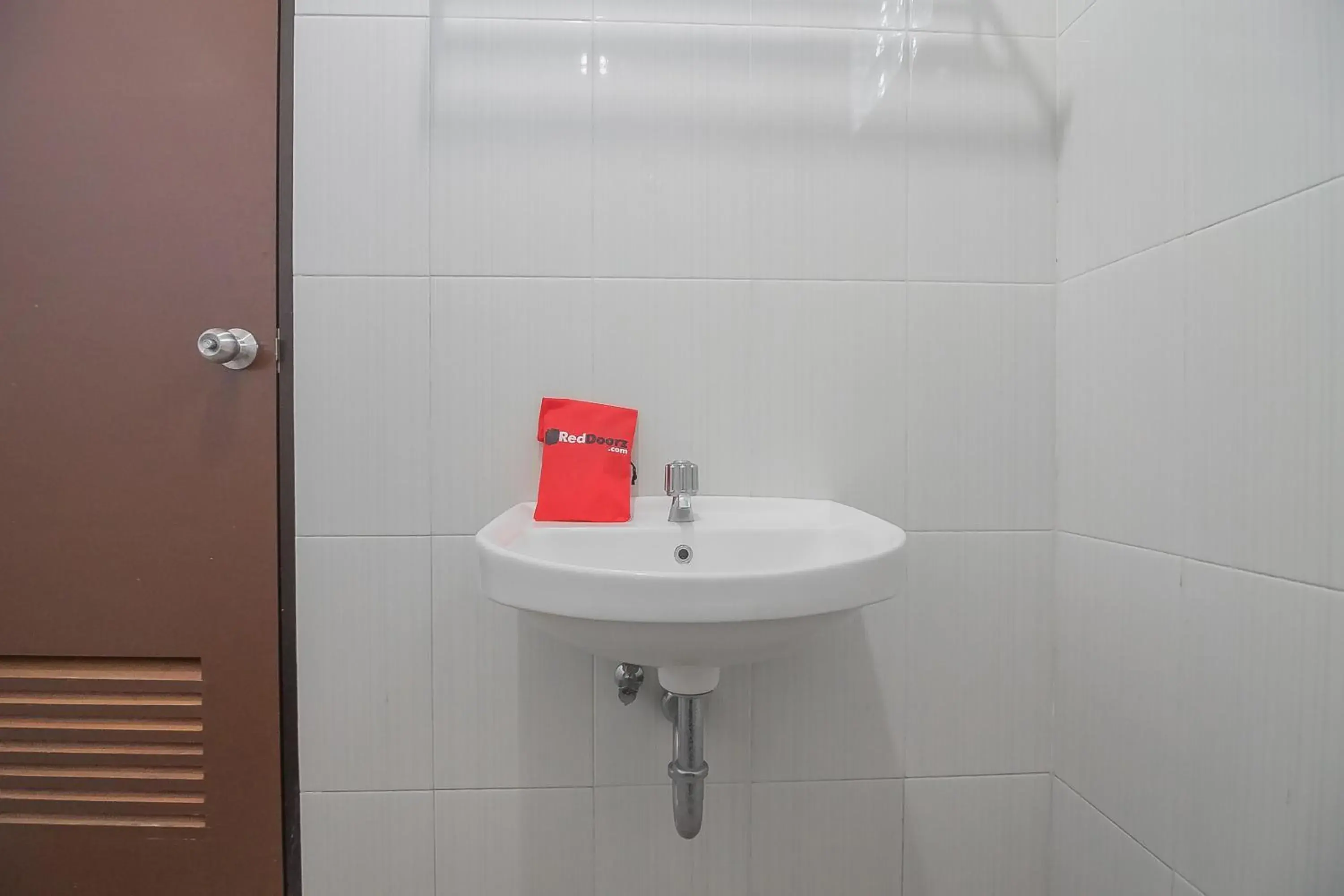 Bathroom in RedDoorz Syariah @ Sarongge Cianjur