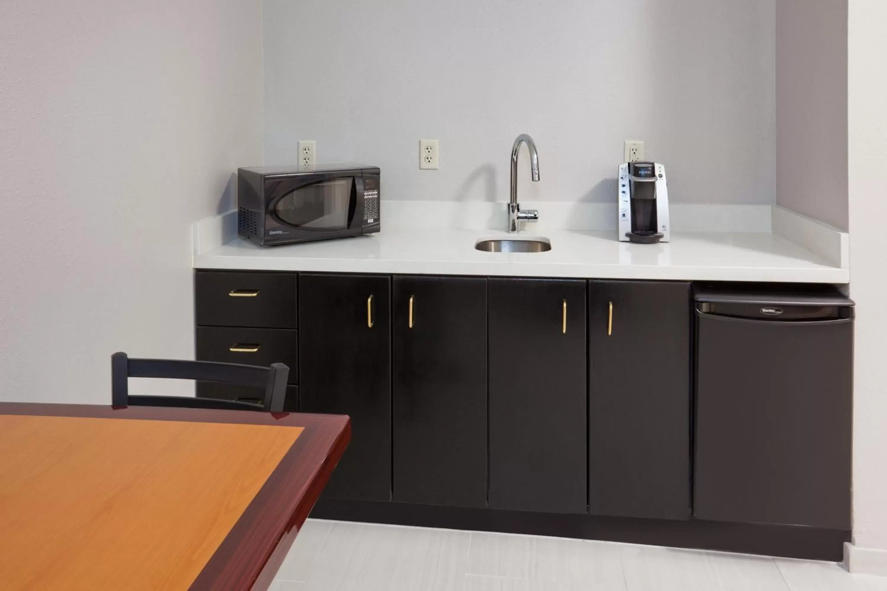 Kitchen/Kitchenette in Holiday Inn Express & Suites - Dickinson, an IHG Hotel