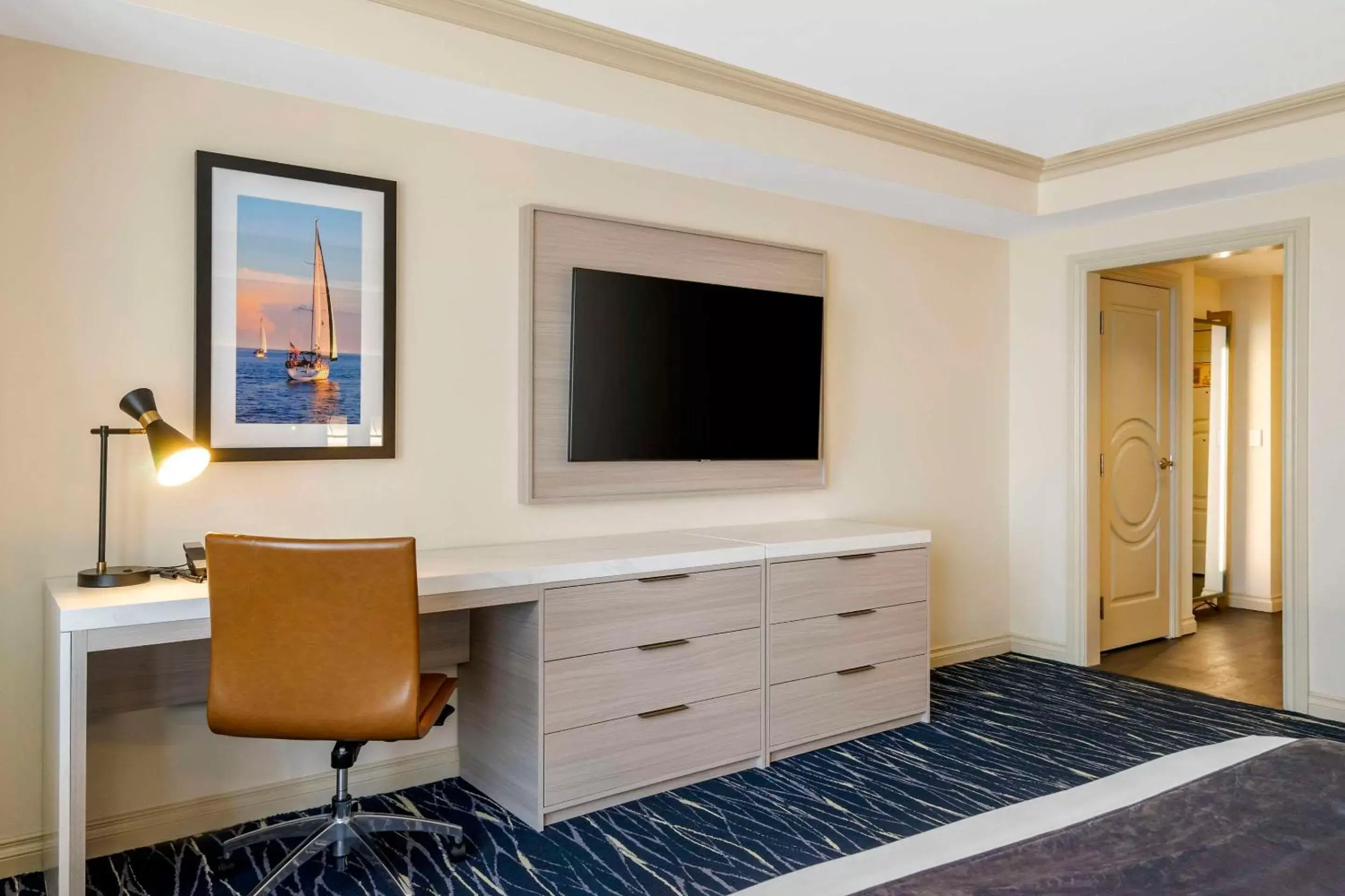 Bedroom, TV/Entertainment Center in Wyvern Hotel, Ascend Hotel Collection