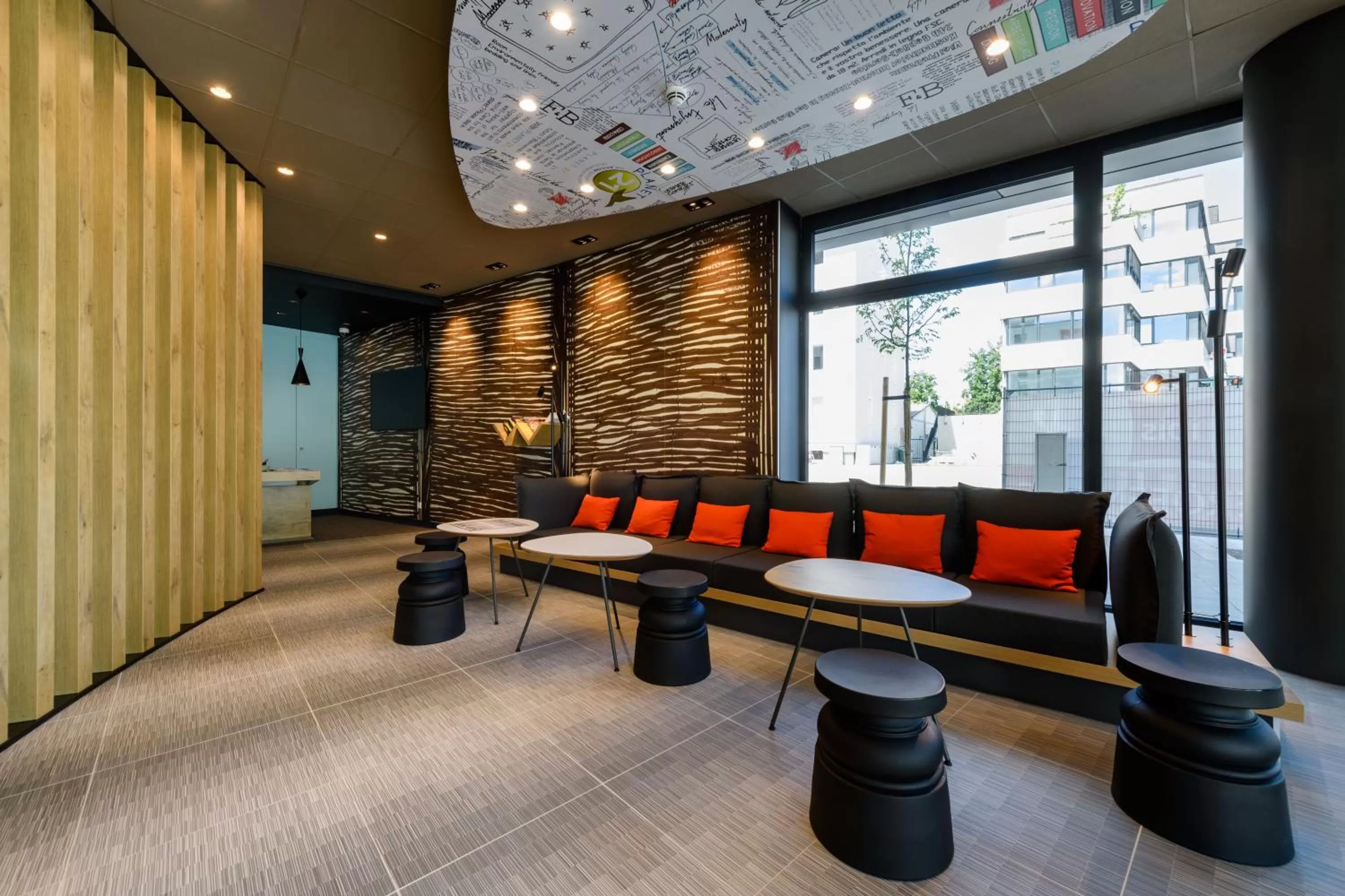 Communal lounge/ TV room in ibis Regensburg Zentrum