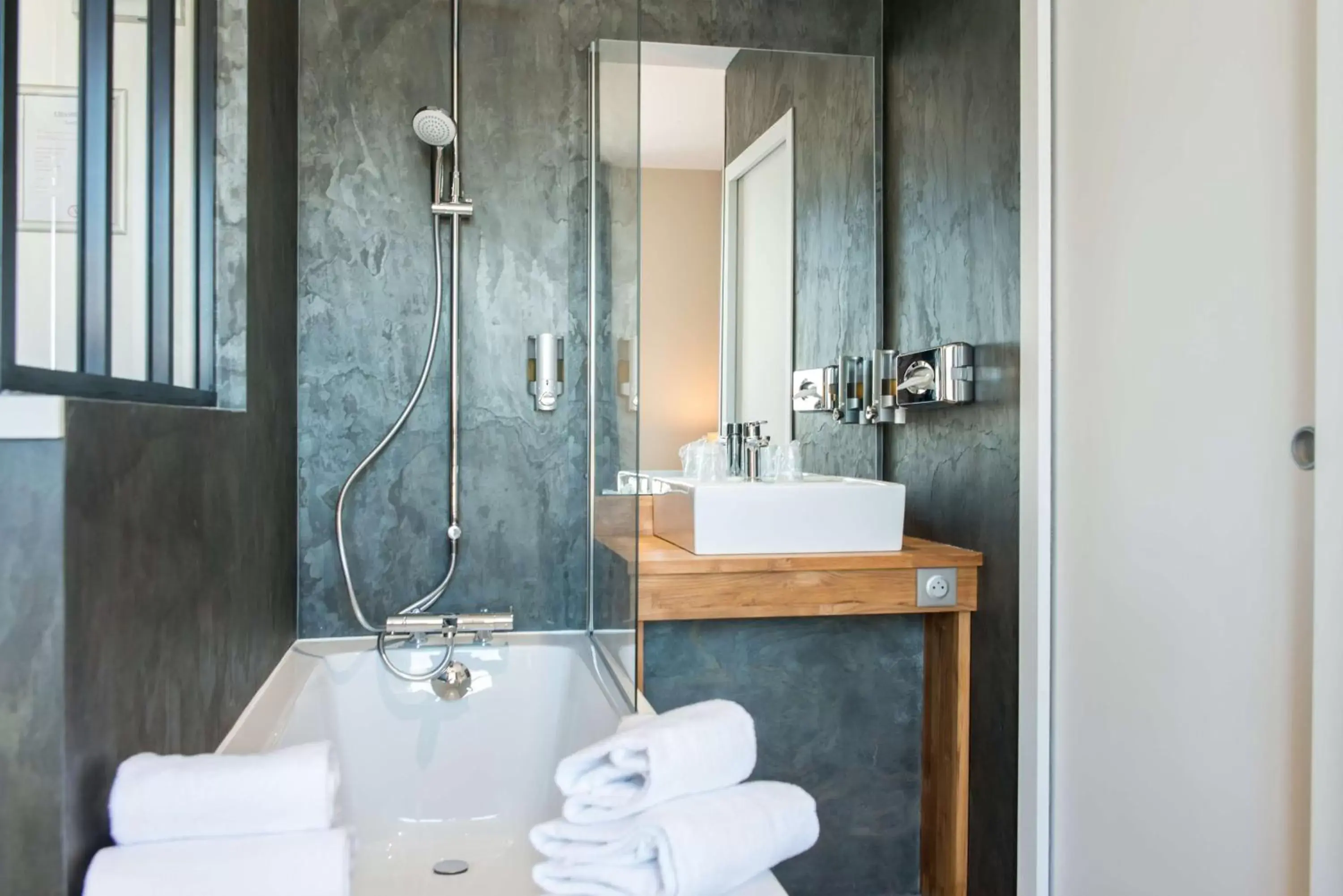 Photo of the whole room, Bathroom in Best Western Hotel De La Plage Saint Marc sur Mer