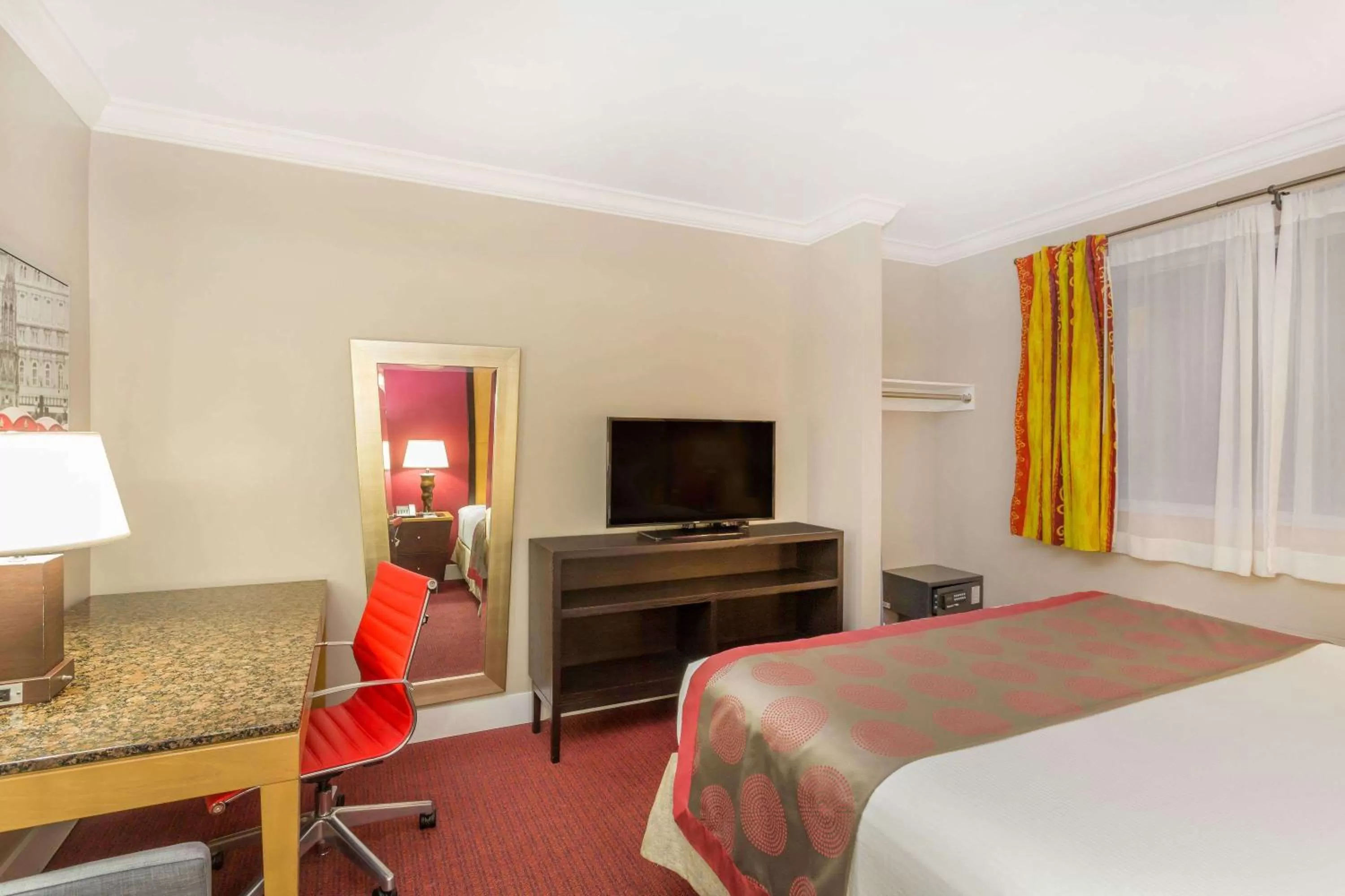 Photo of the whole room, Bed in Ramada by Wyndham Miami Springs/Miami International Airport