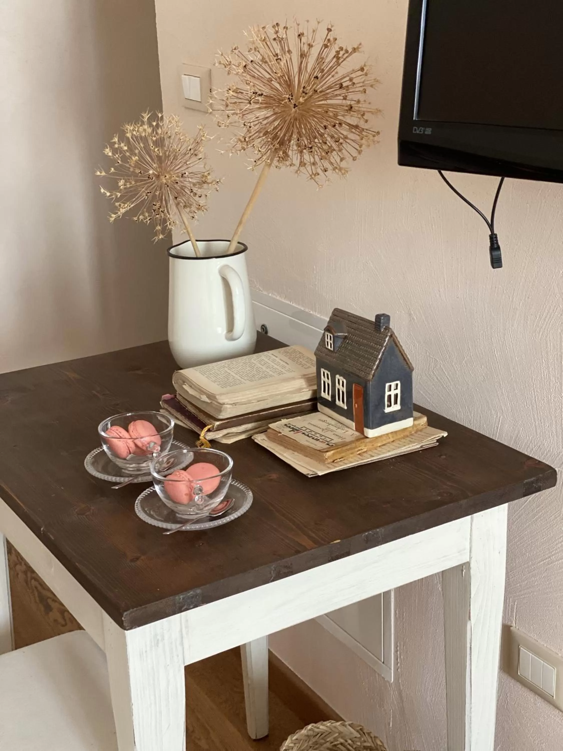 TV/Entertainment Center in B&B MELLONI STREET