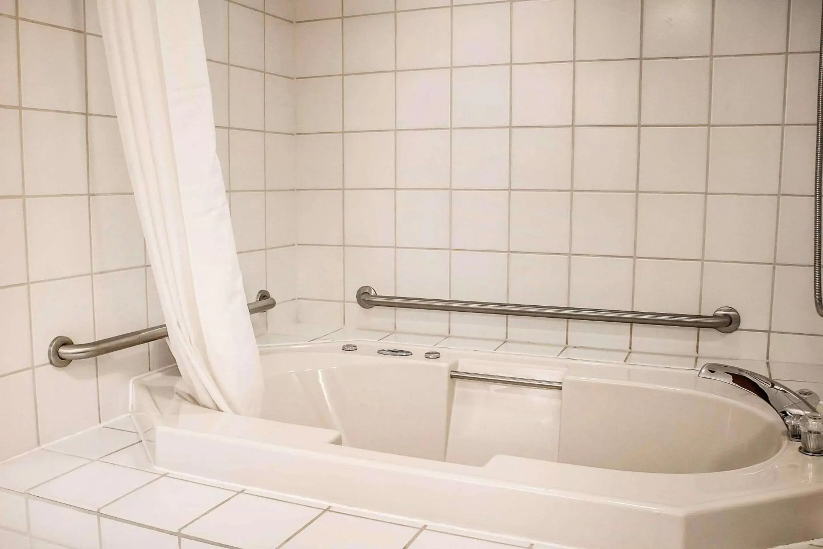 Photo of the whole room, Bathroom in Rodeway Inn Abbotsford