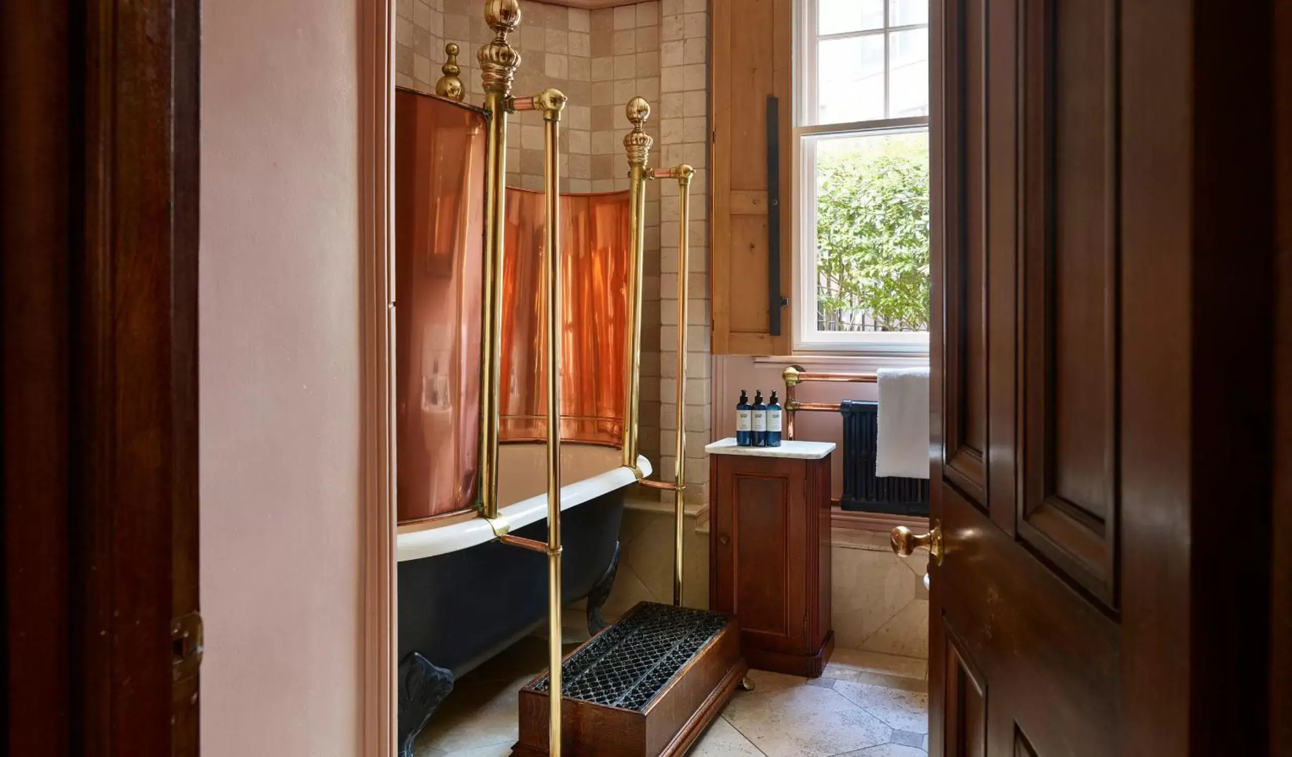 Shower, TV/Entertainment Center in The Rookery