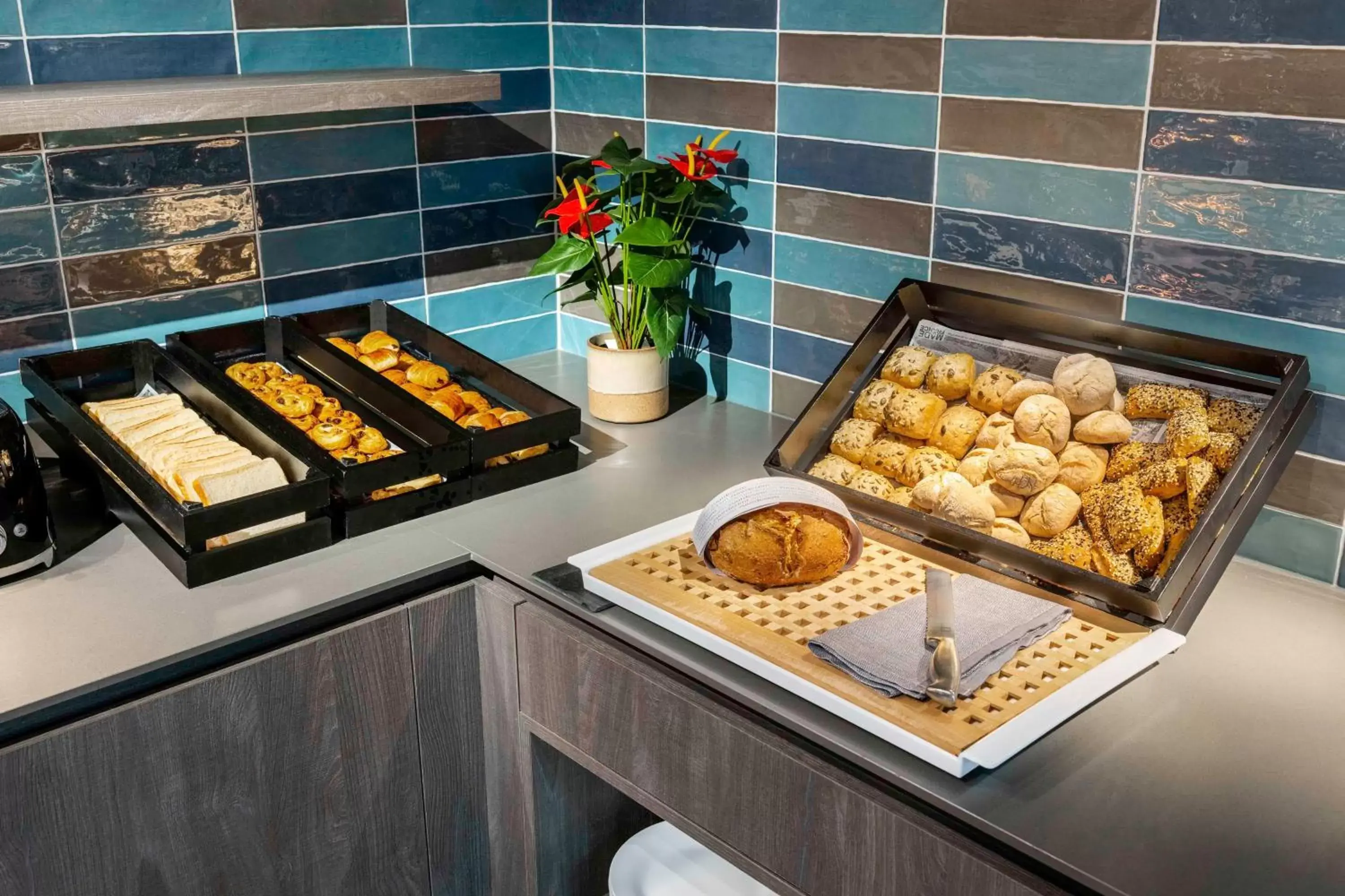 Breakfast, Kitchen/Kitchenette in NH Brussels Airport