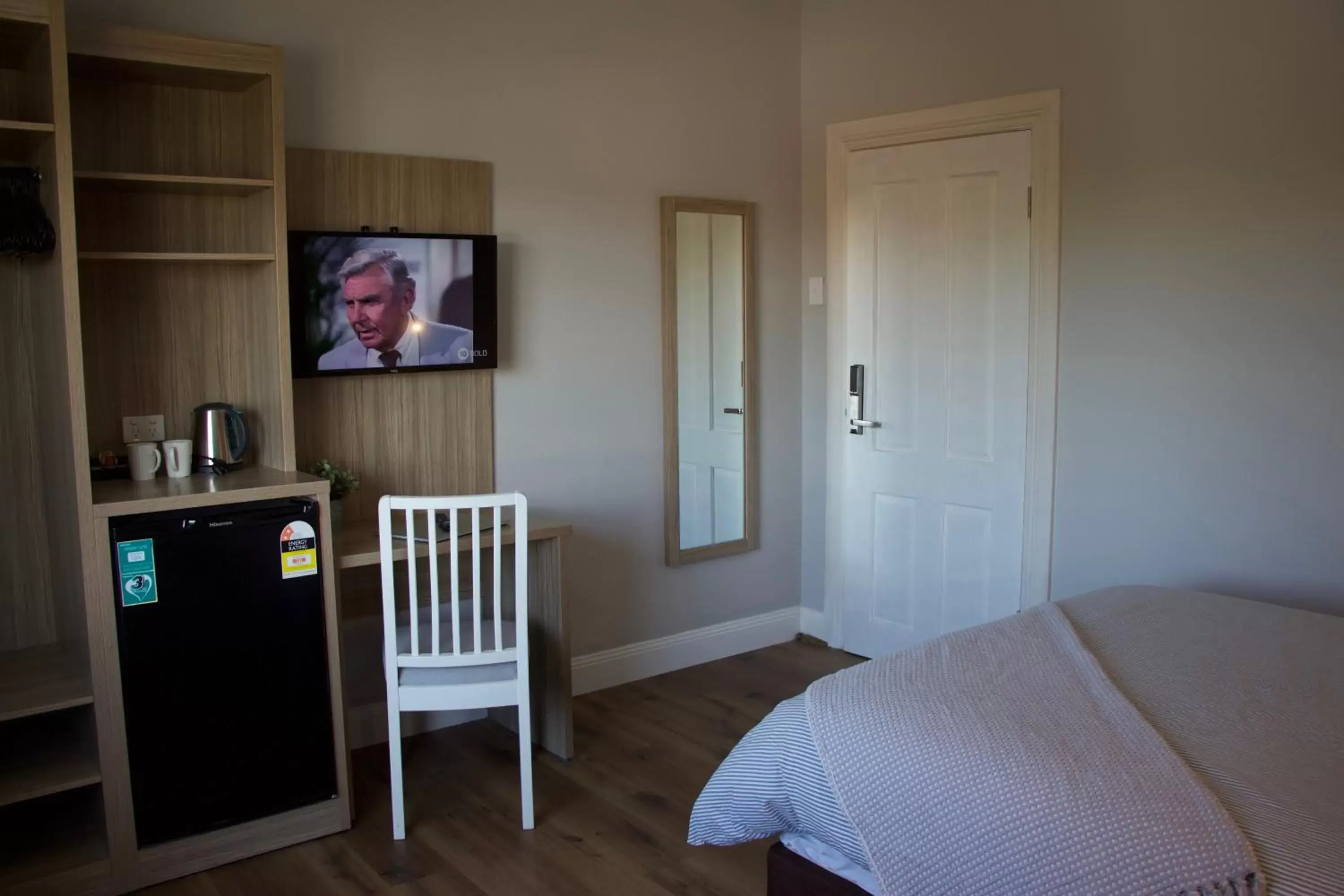 Bedroom, TV/Entertainment Center in Carnarvon Lodge Kirribilli, Sydney