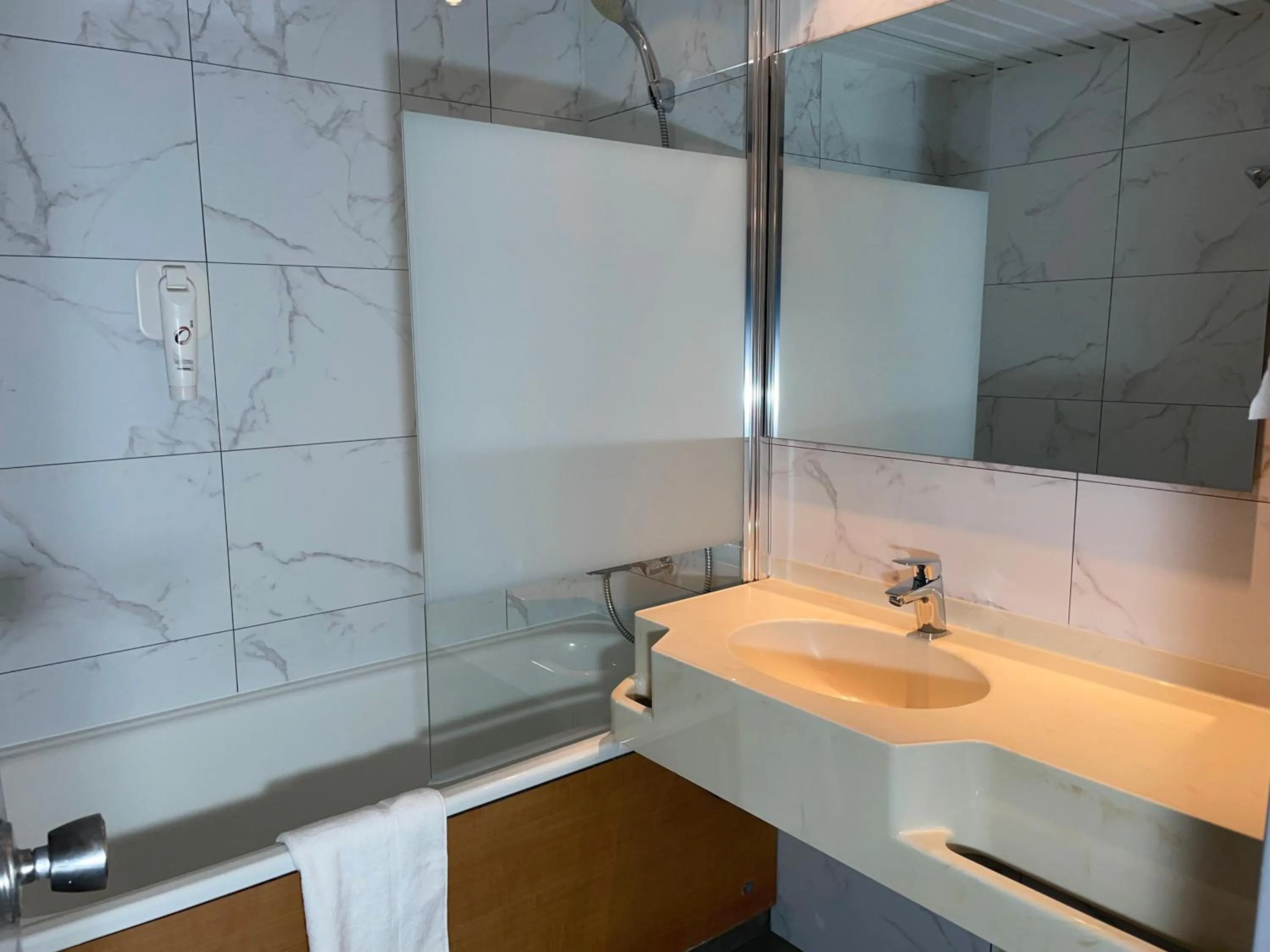 Bathroom in Hôtel Akena Poitiers Nord Futuroscope