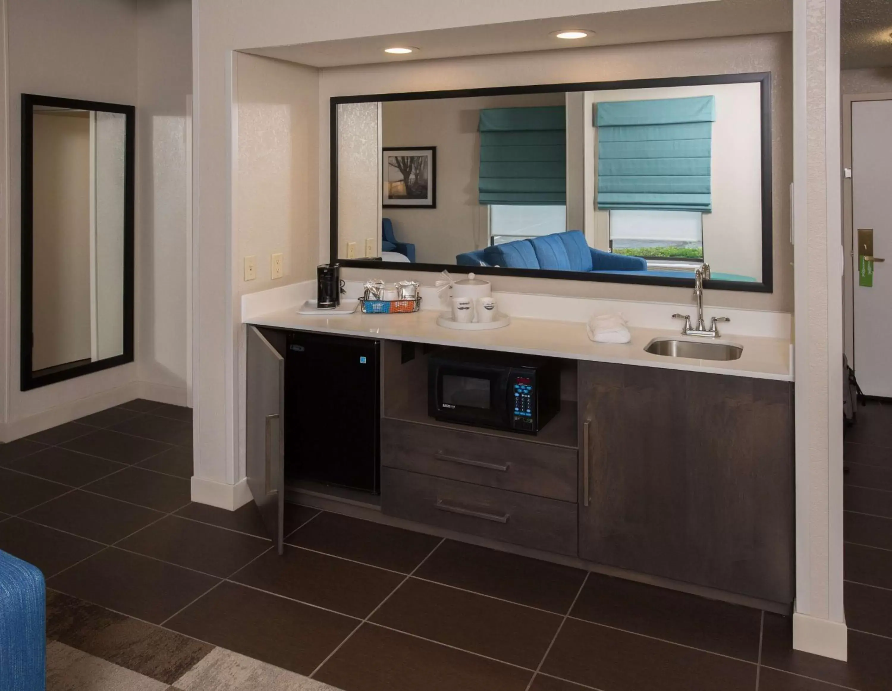 Living room in Hampton Inn Wooster Living room in Hampton Inn Wooster