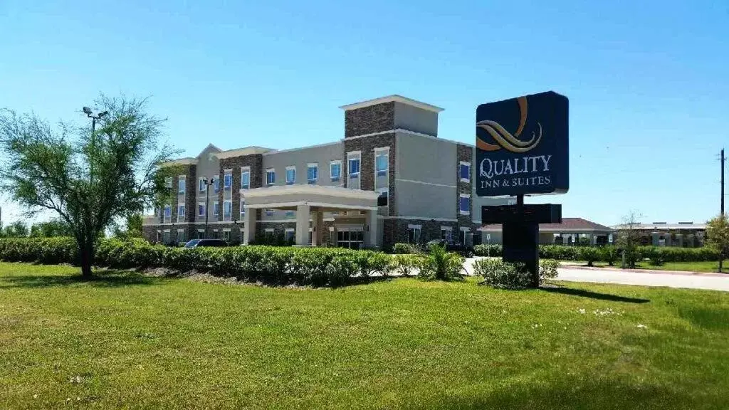 Property Building in Quality Inn & Suites Victoria East