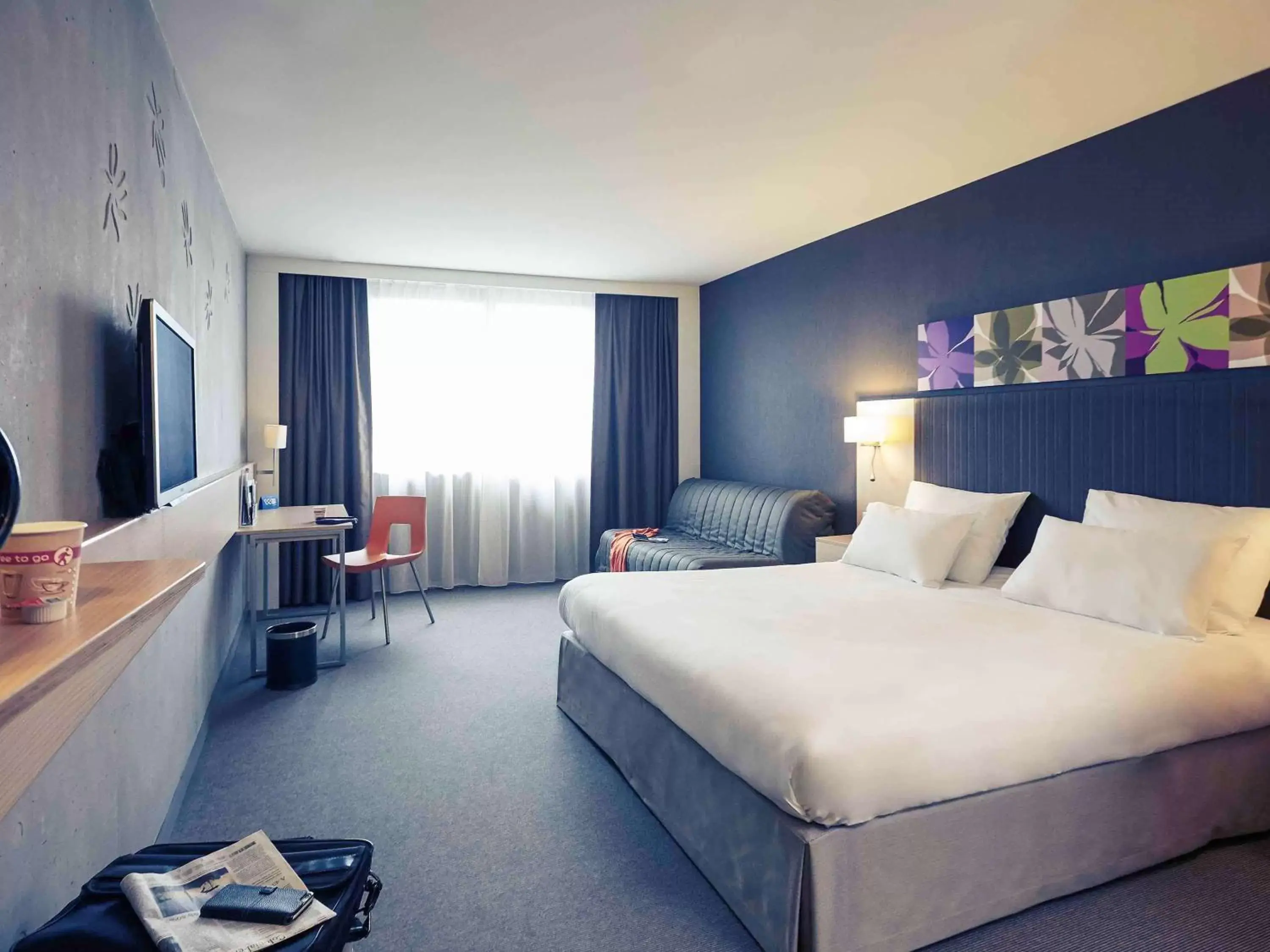 Photo of the whole room, Bed in Mercure Valenciennes Centre