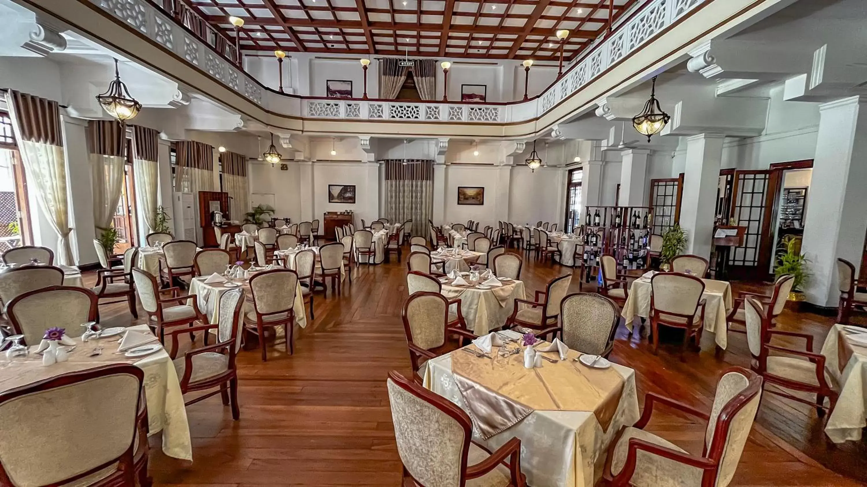 Restaurant/Places to Eat in Hotel Suisse