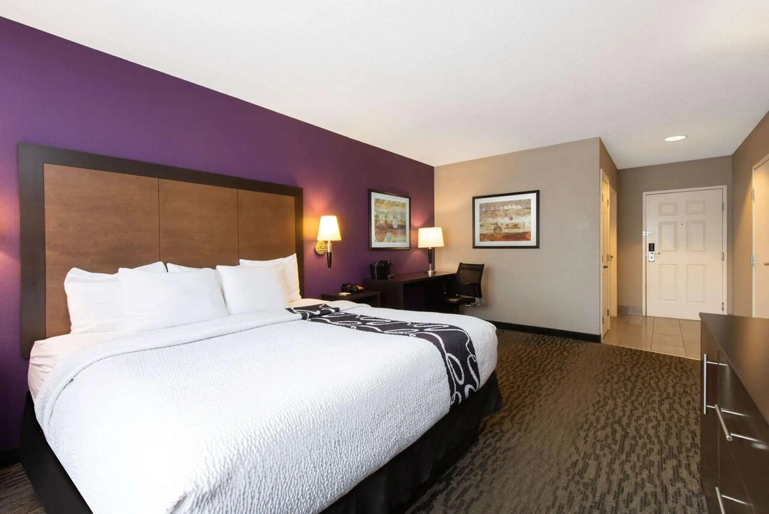 Photo of the whole room, Bed in La Quinta Inn & Suites by Wyndham Erie