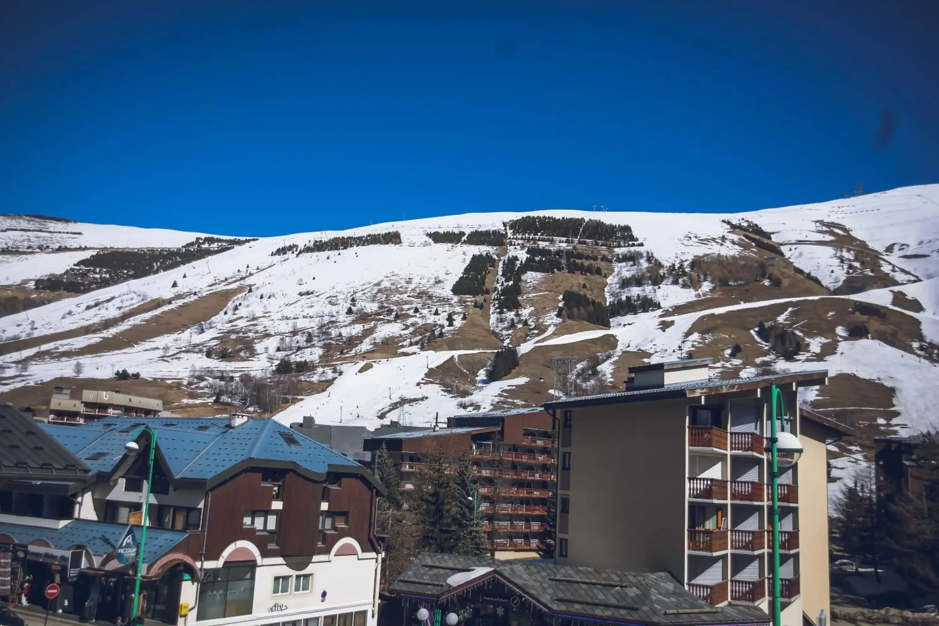 Neighbourhood, Winter in Hotel Le Cairn