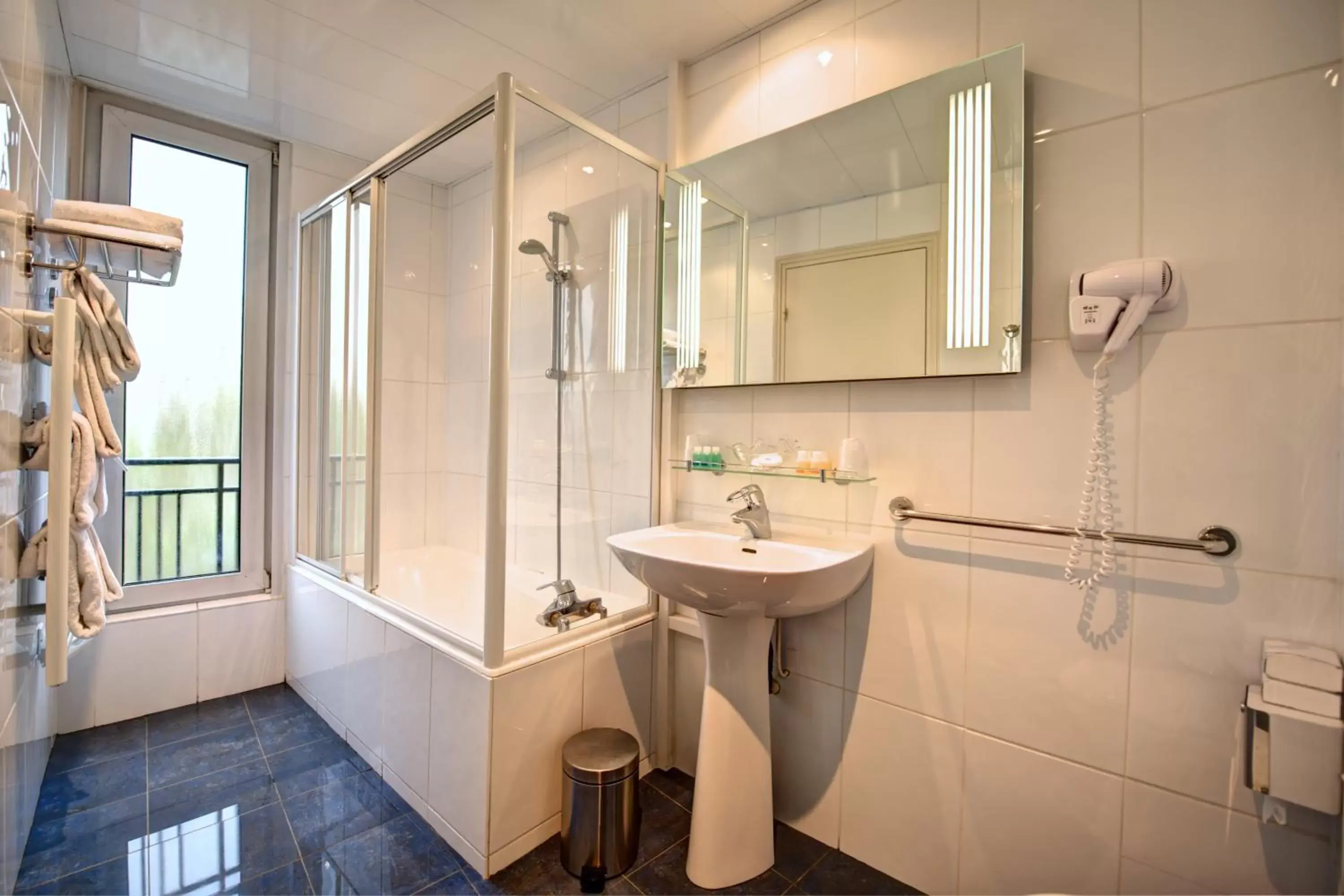 Shower, Bathroom in Hôtel Du Midi Paris Montparnasse