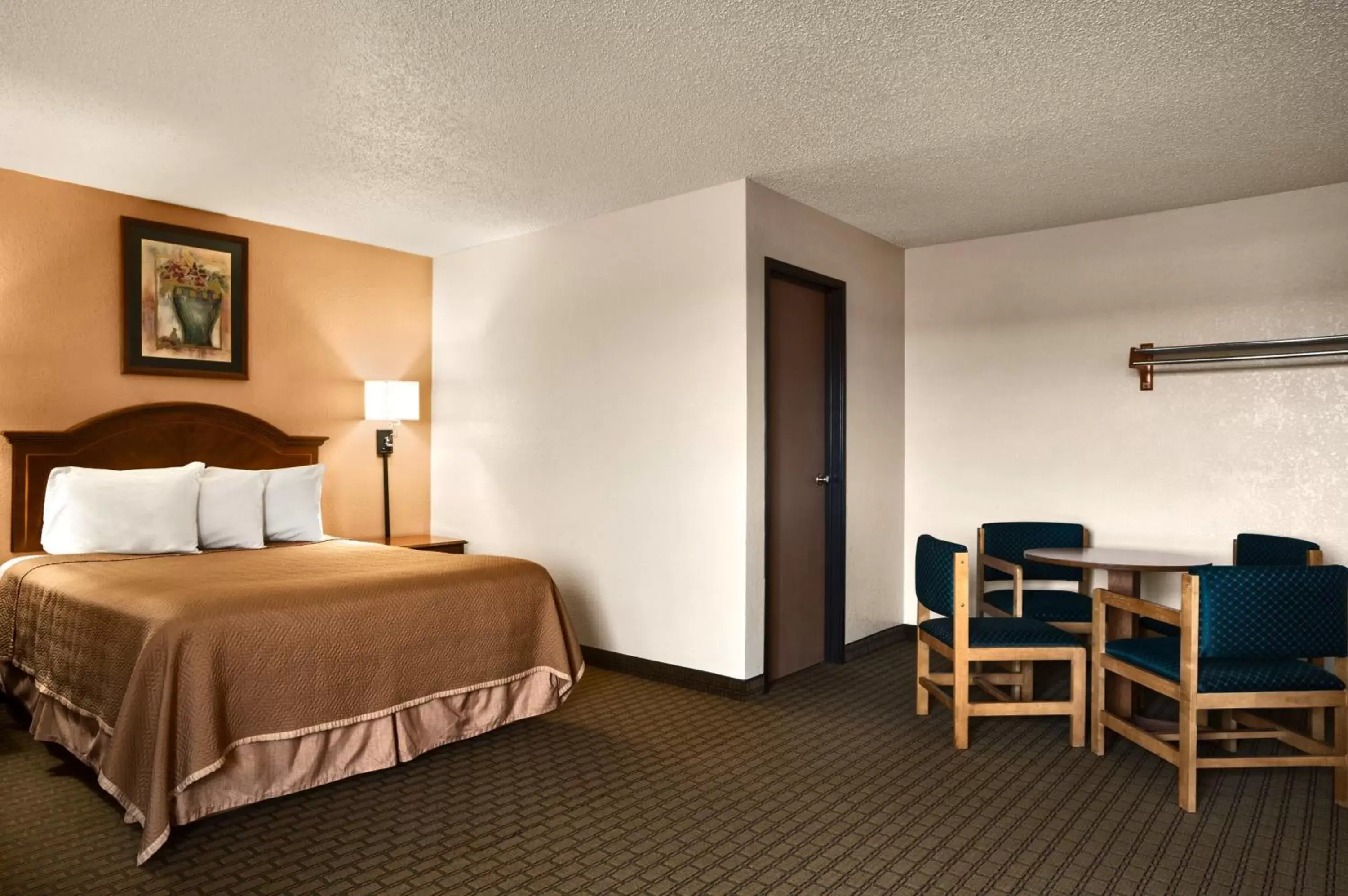 Photo of the whole room, Bed in Travelodge by Wyndham Battle Creek