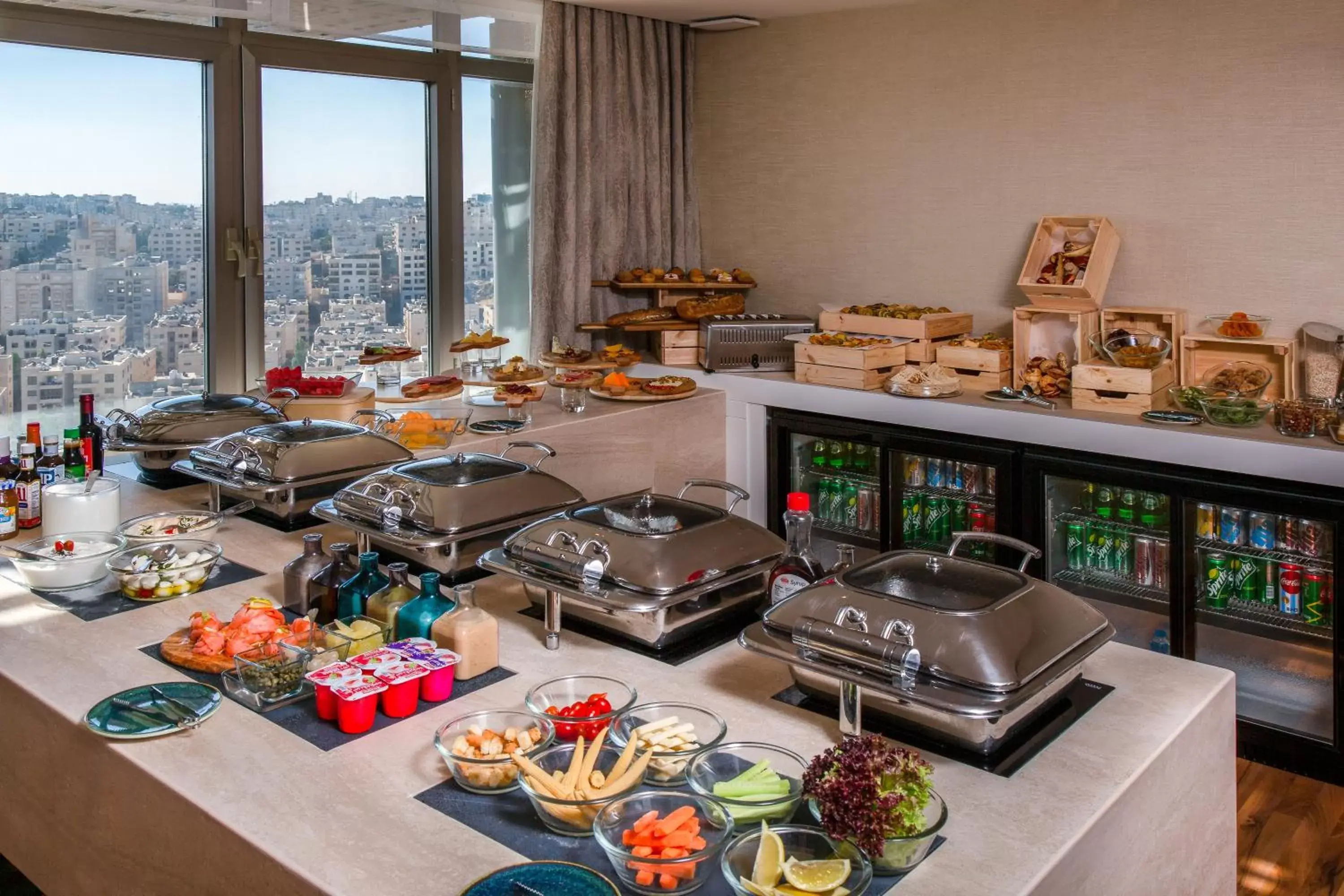 Communal lounge/ TV room, Food in Mövenpick Hotel Amman