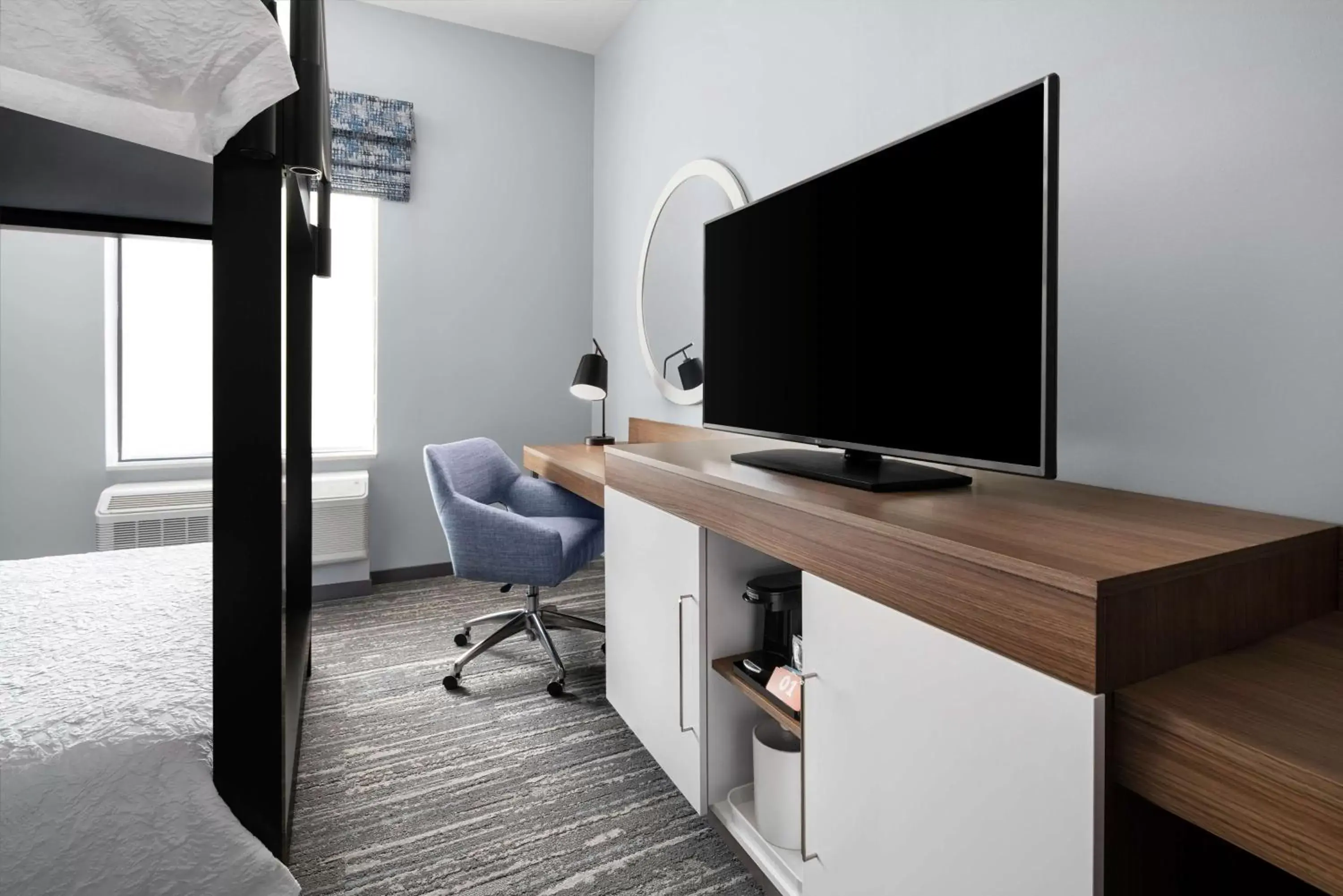 Bedroom in Hampton Inn & Suites Bridgeview Chicago, Il Bedroom in Hampton Inn & Suites Bridgeview Chicago, Il