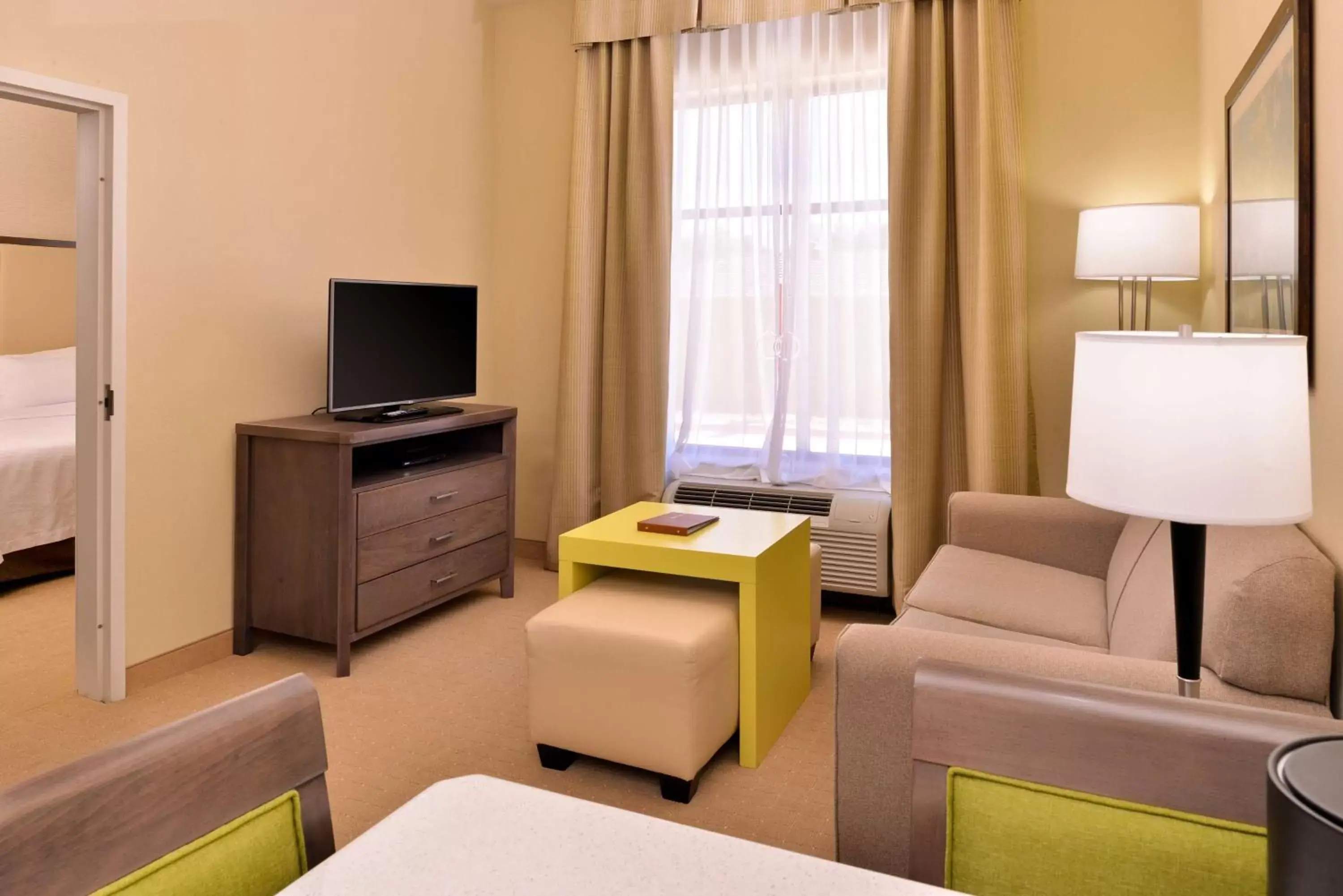 Living room, TV/Entertainment Center in Homewood Suites by Hilton Houma