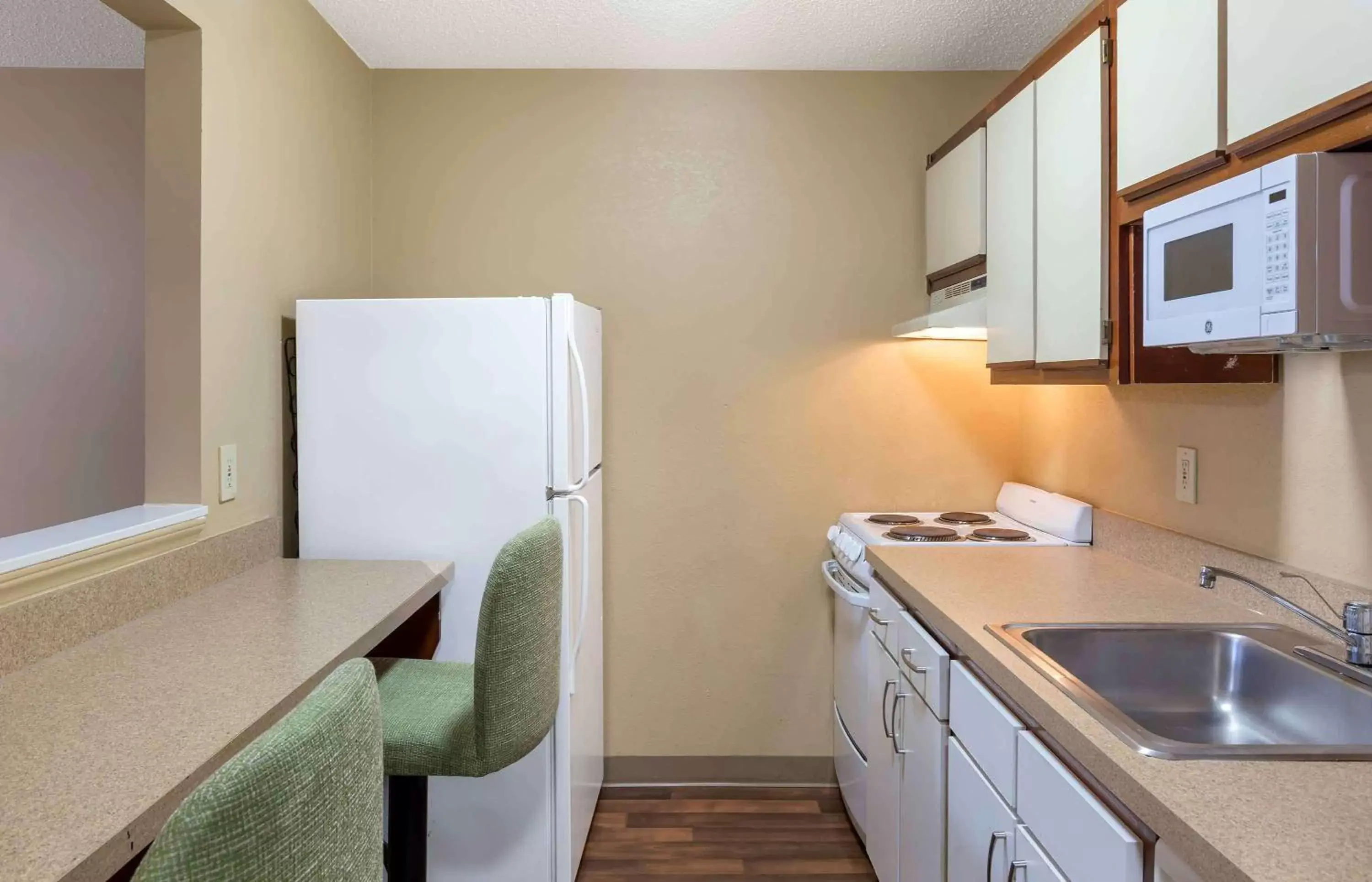 Bedroom, Kitchen/Kitchenette in Extended Stay America Suites - Raleigh - North Raleigh - Wake Towne Dr