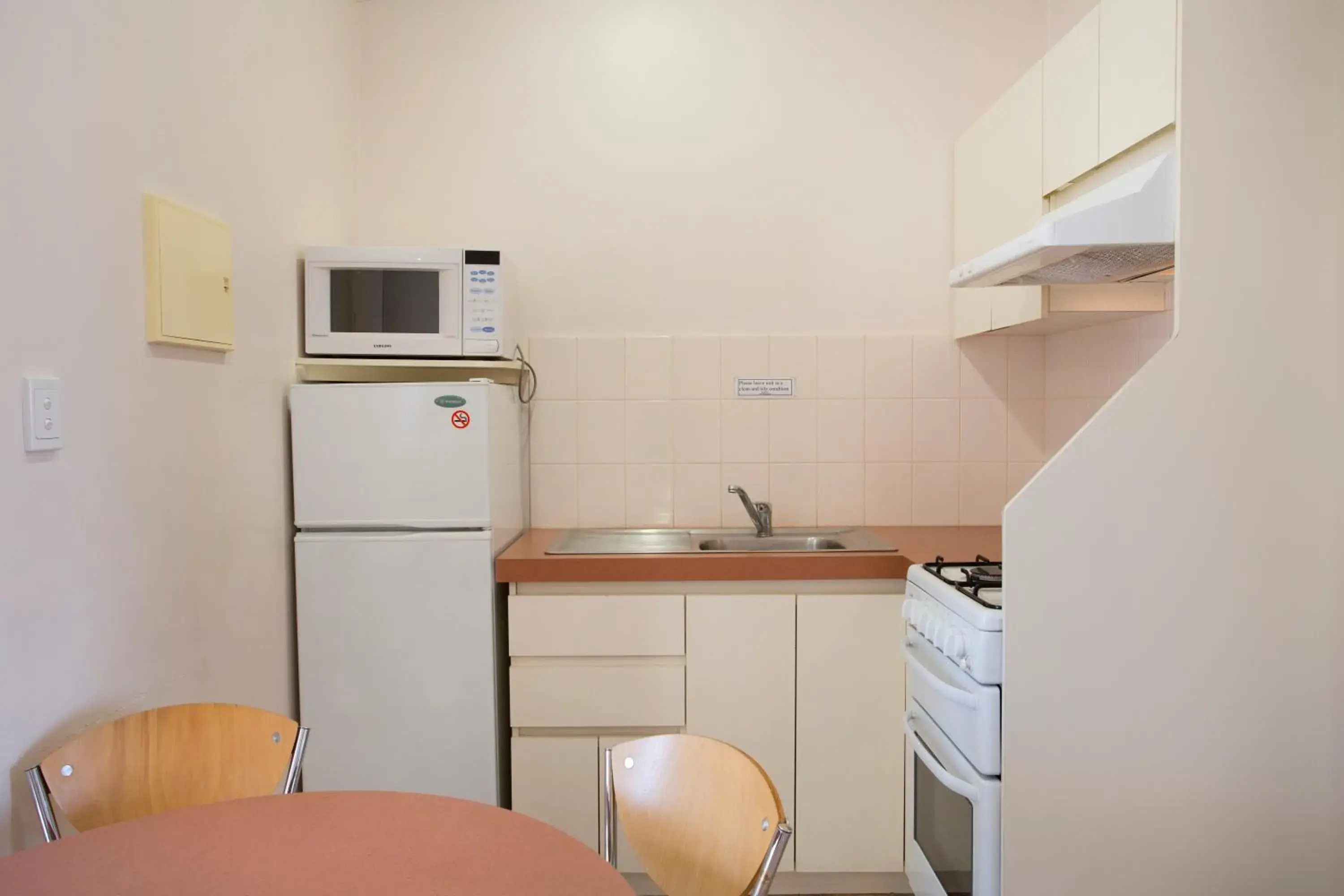 Kitchen or kitchenette, Kitchen/Kitchenette in Discovery Parks - Kalgoorlie Goldfields
