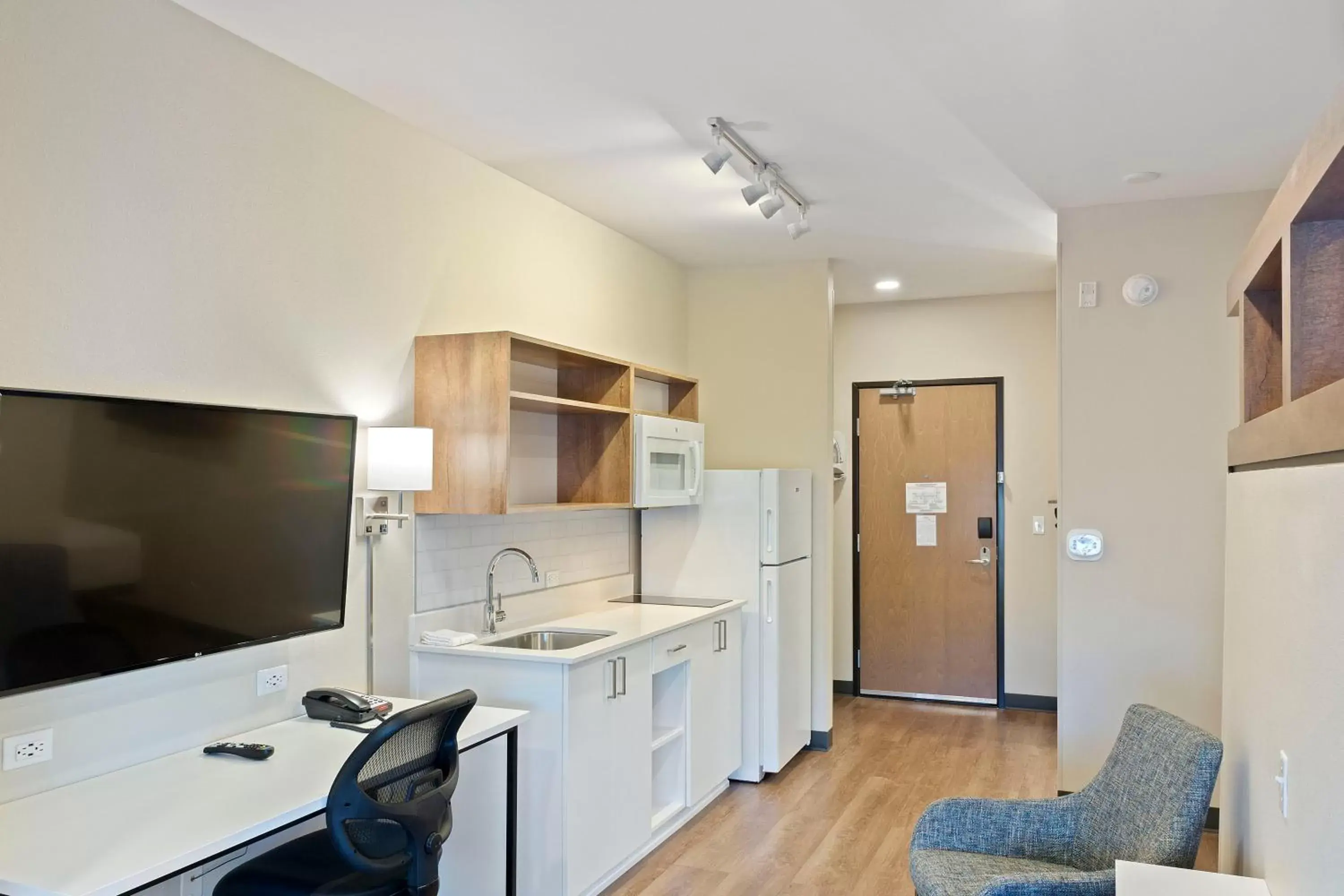 Kitchen or kitchenette, Kitchen/Kitchenette in Extended Stay America Premier Suites - Phoenix - Chandler - Downtown