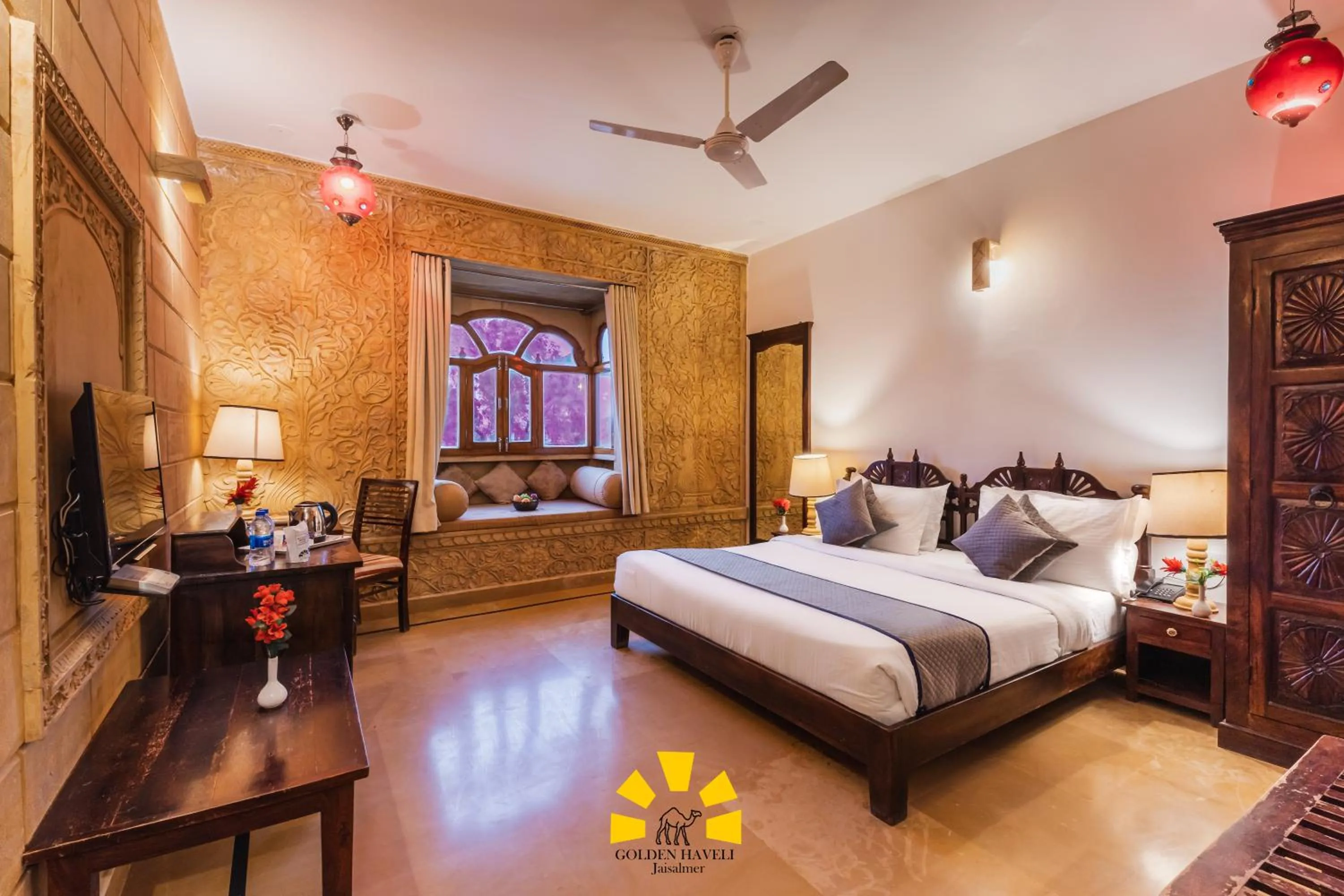 Bed in Hotel Golden Haveli