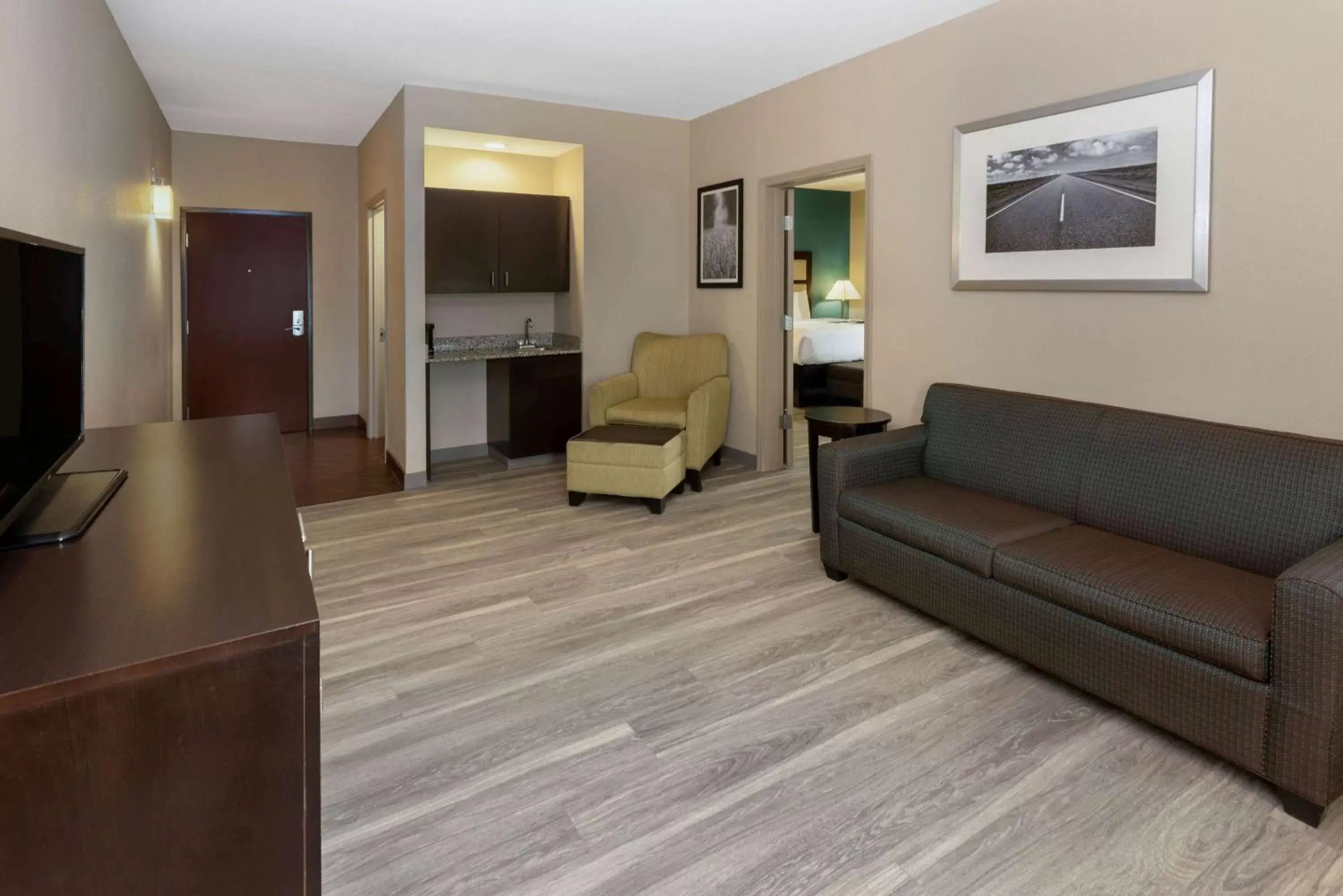 Photo of the whole room, Seating Area in La Quinta Inn & Suites by Wyndham Durant