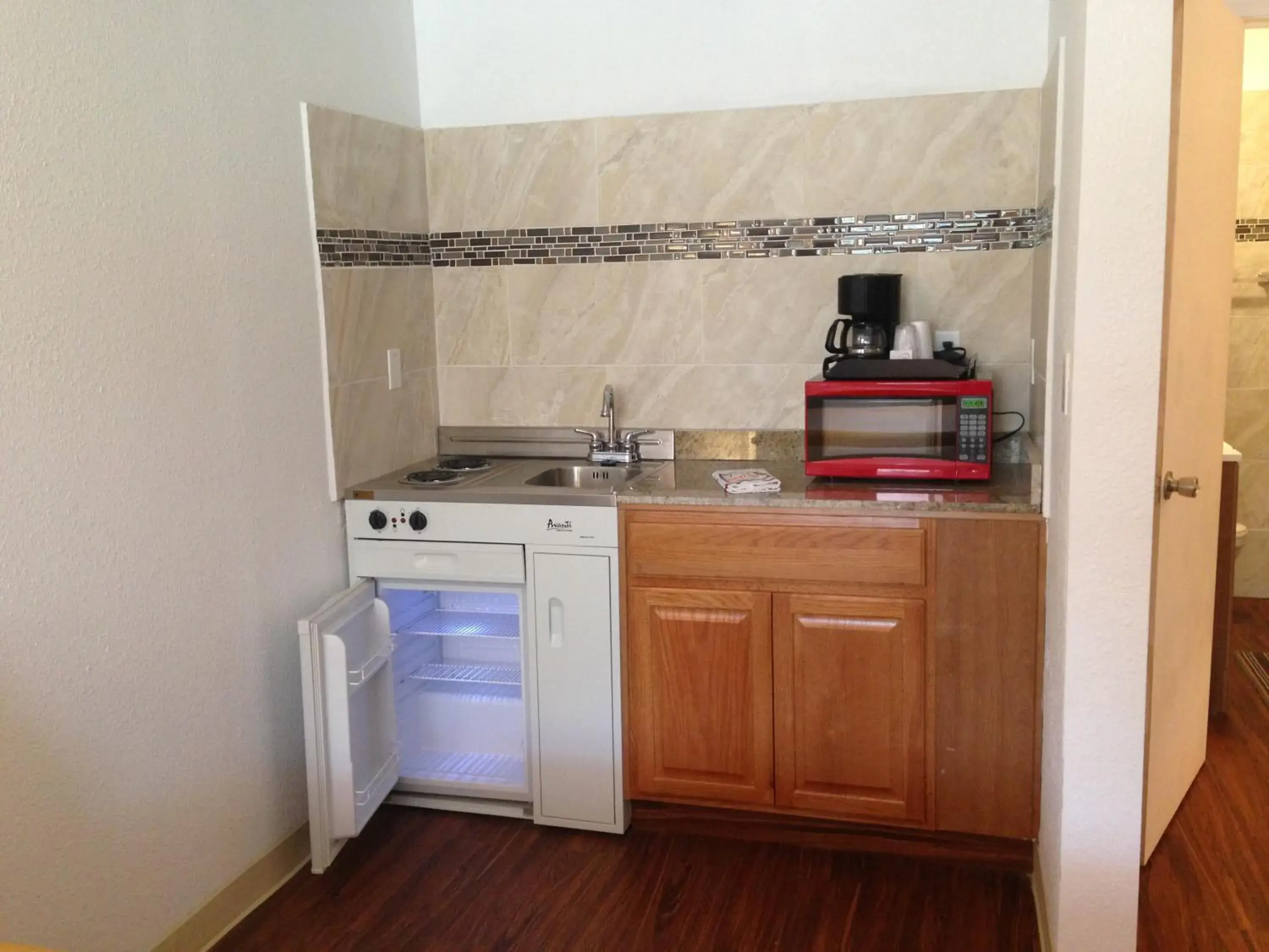 Kitchen/Kitchenette in Mount-N-Lake Motel