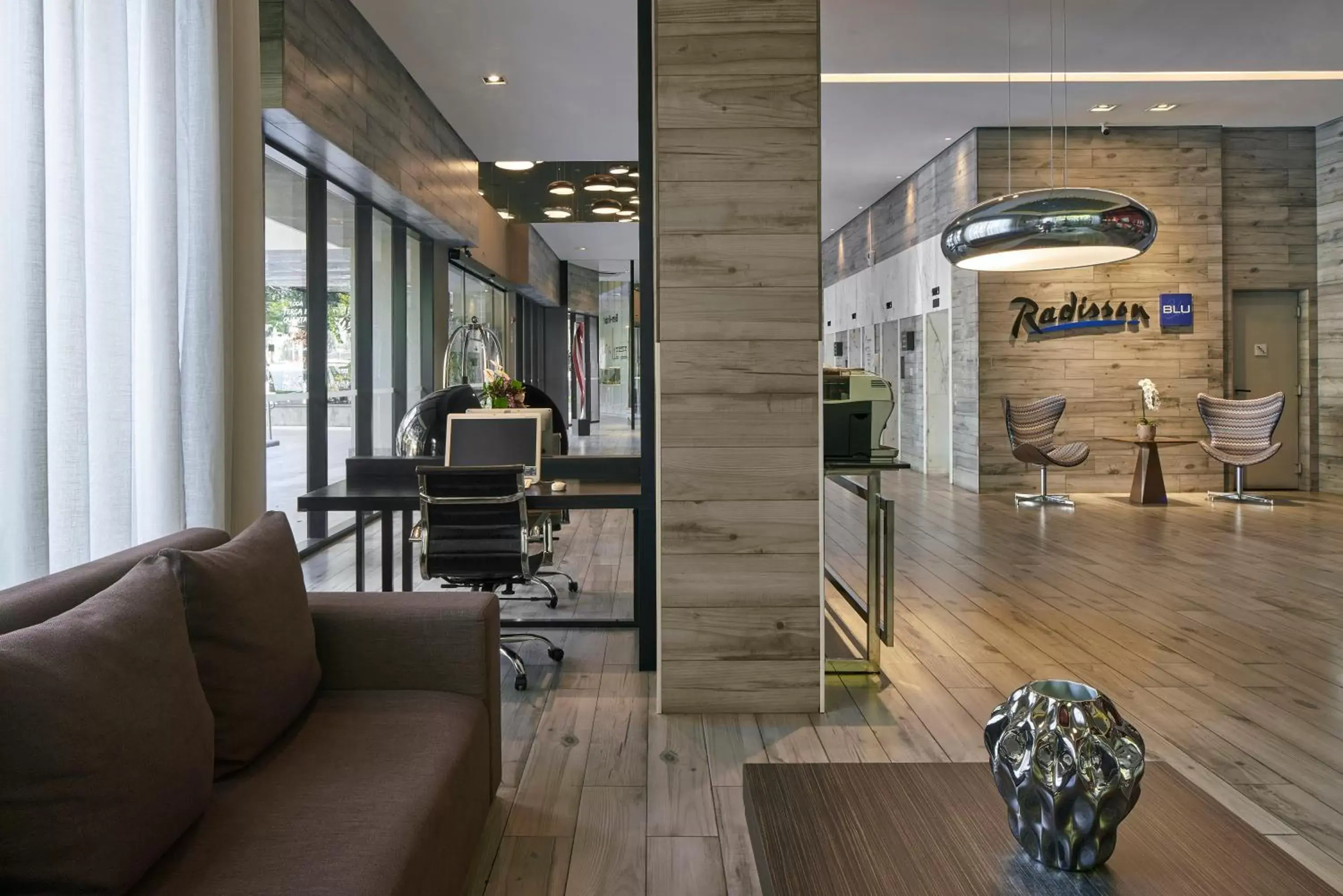 Living room, Seating Area in Radisson Blu Belo Horizonte Savassi