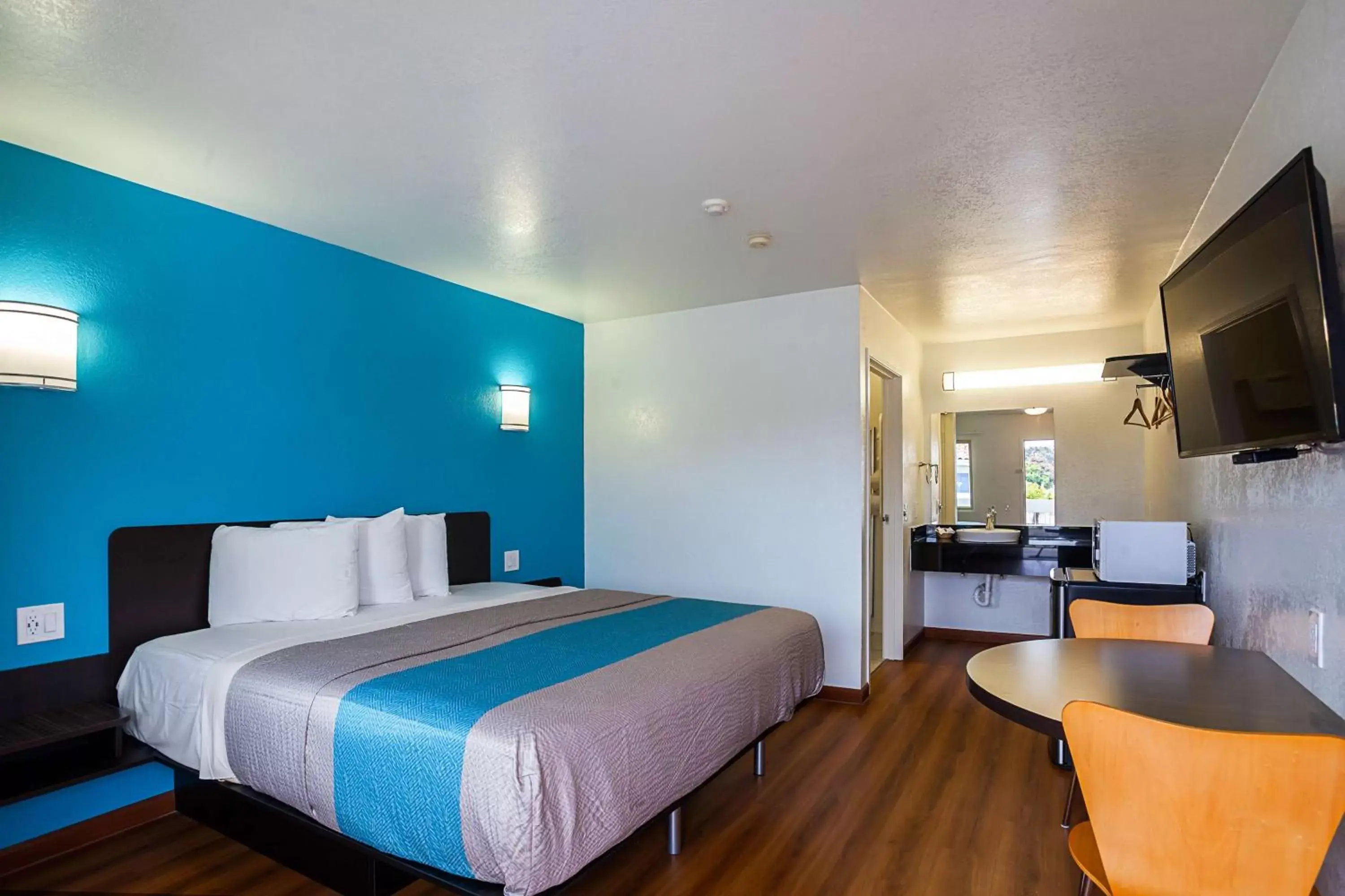 TV and multimedia in Motel 6-Ventura, CA - Downtown