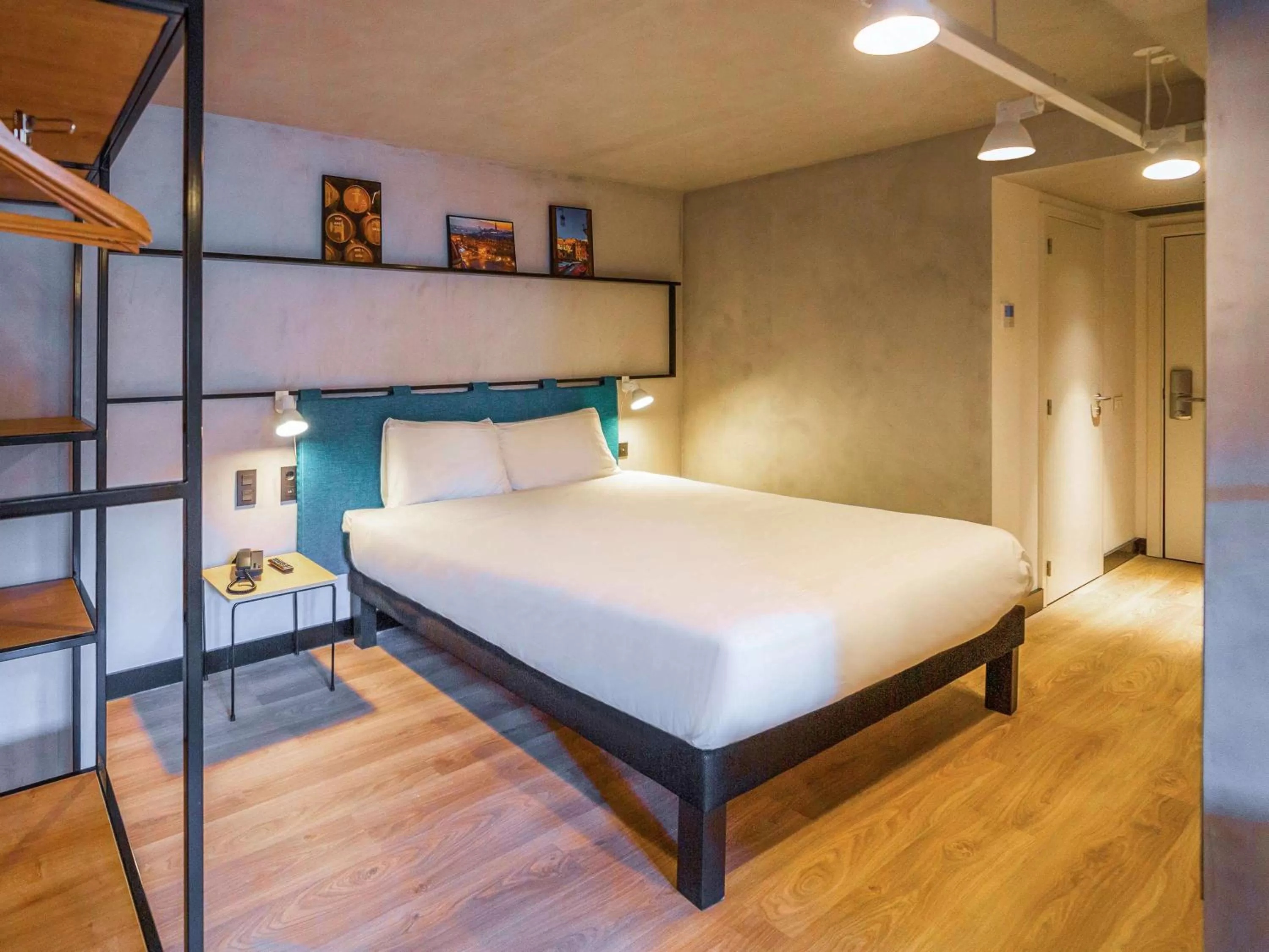 Photo of the whole room, Bed in ibis Porto Centro Mercado Bolhao