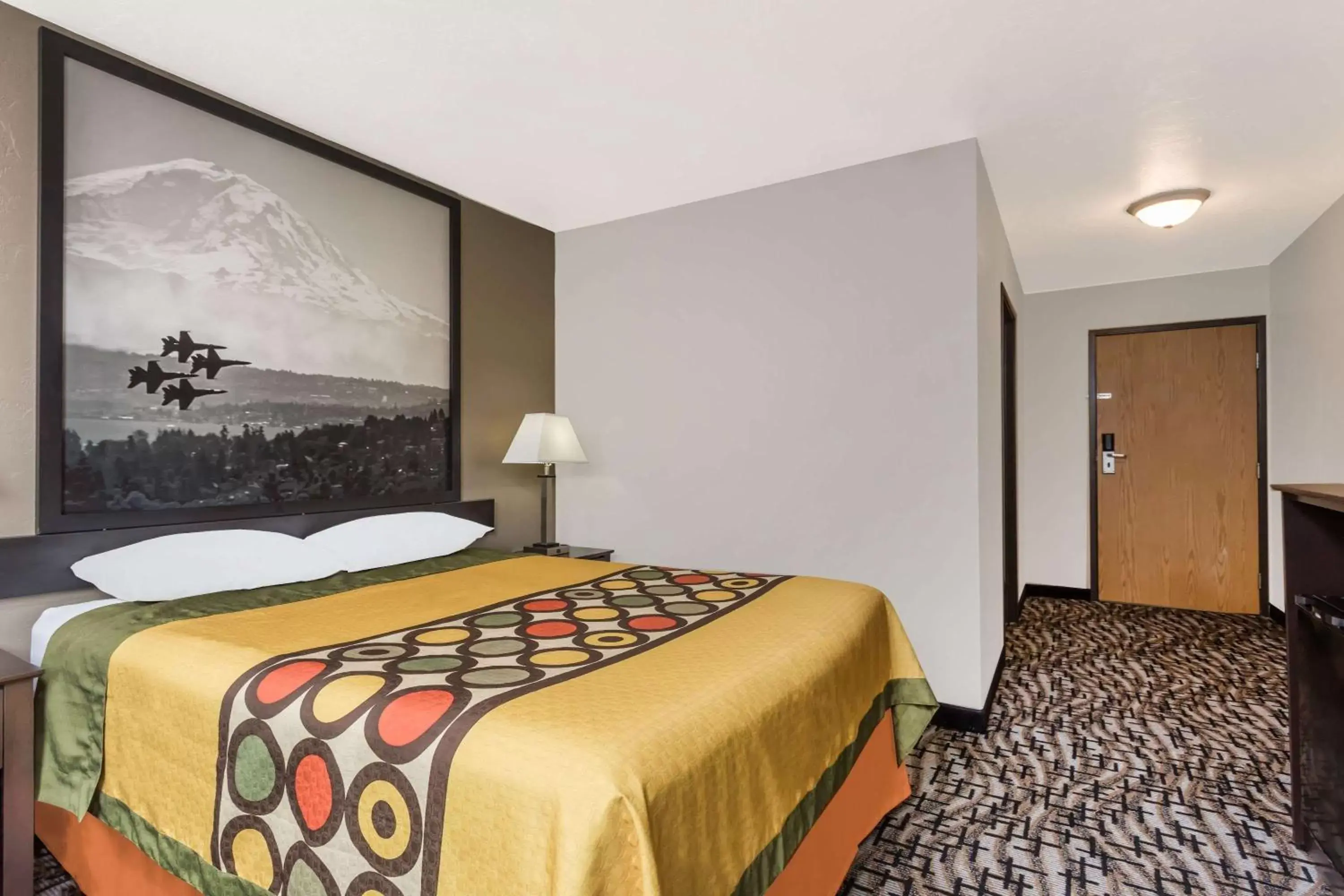 Photo of the whole room, Bed in Super 8 by Wyndham Bremerton