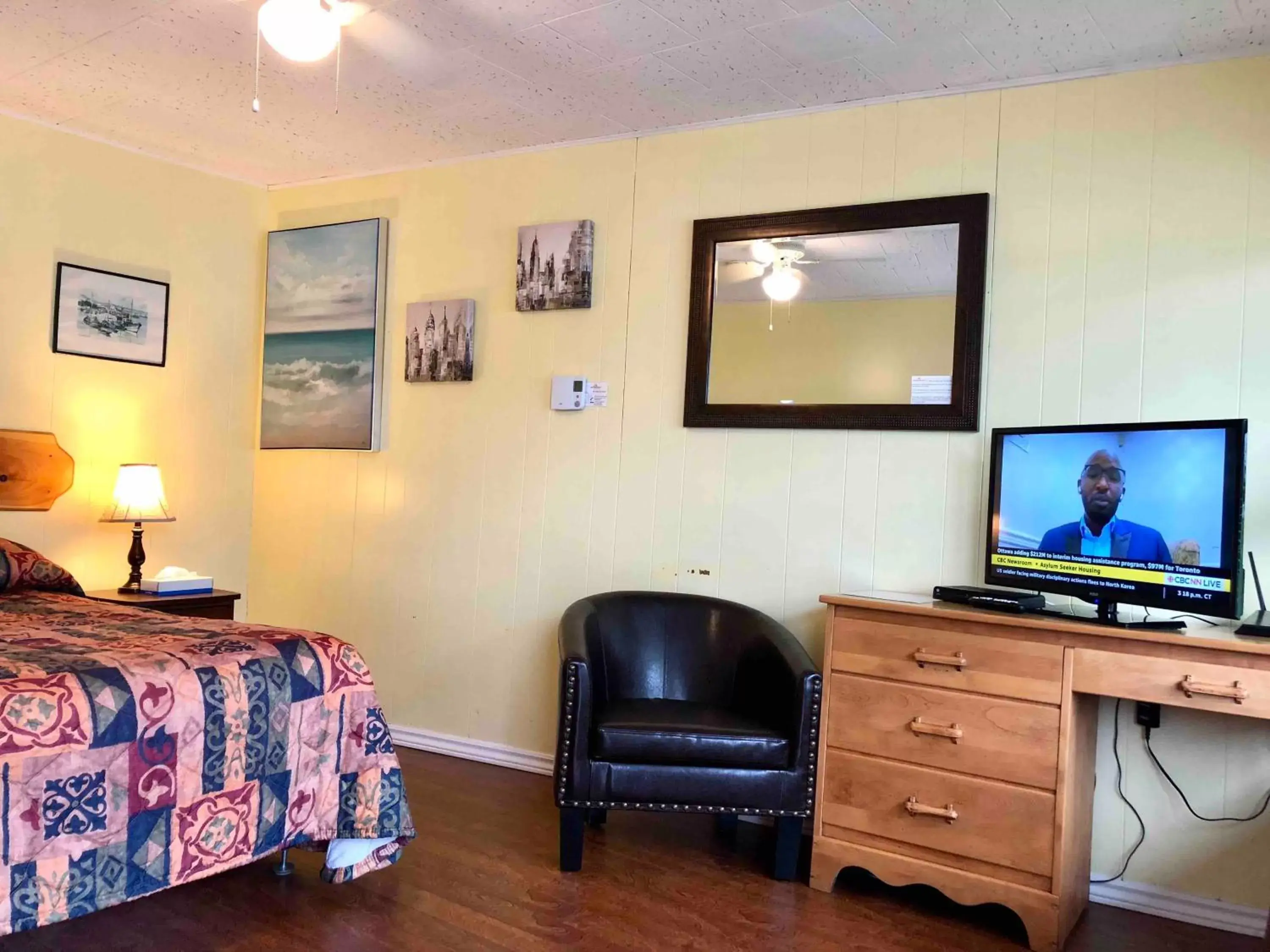 Photo of the whole room, TV/Entertainment Center in Lakelawn B&B and Motel