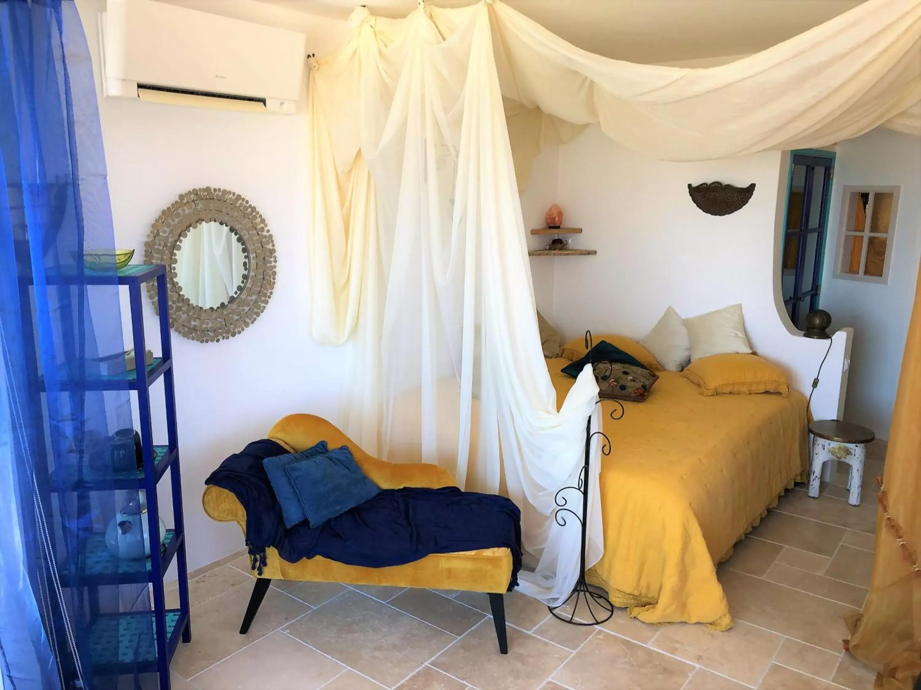 Bedroom, Seating Area in Uma Casa a Beira Sol
